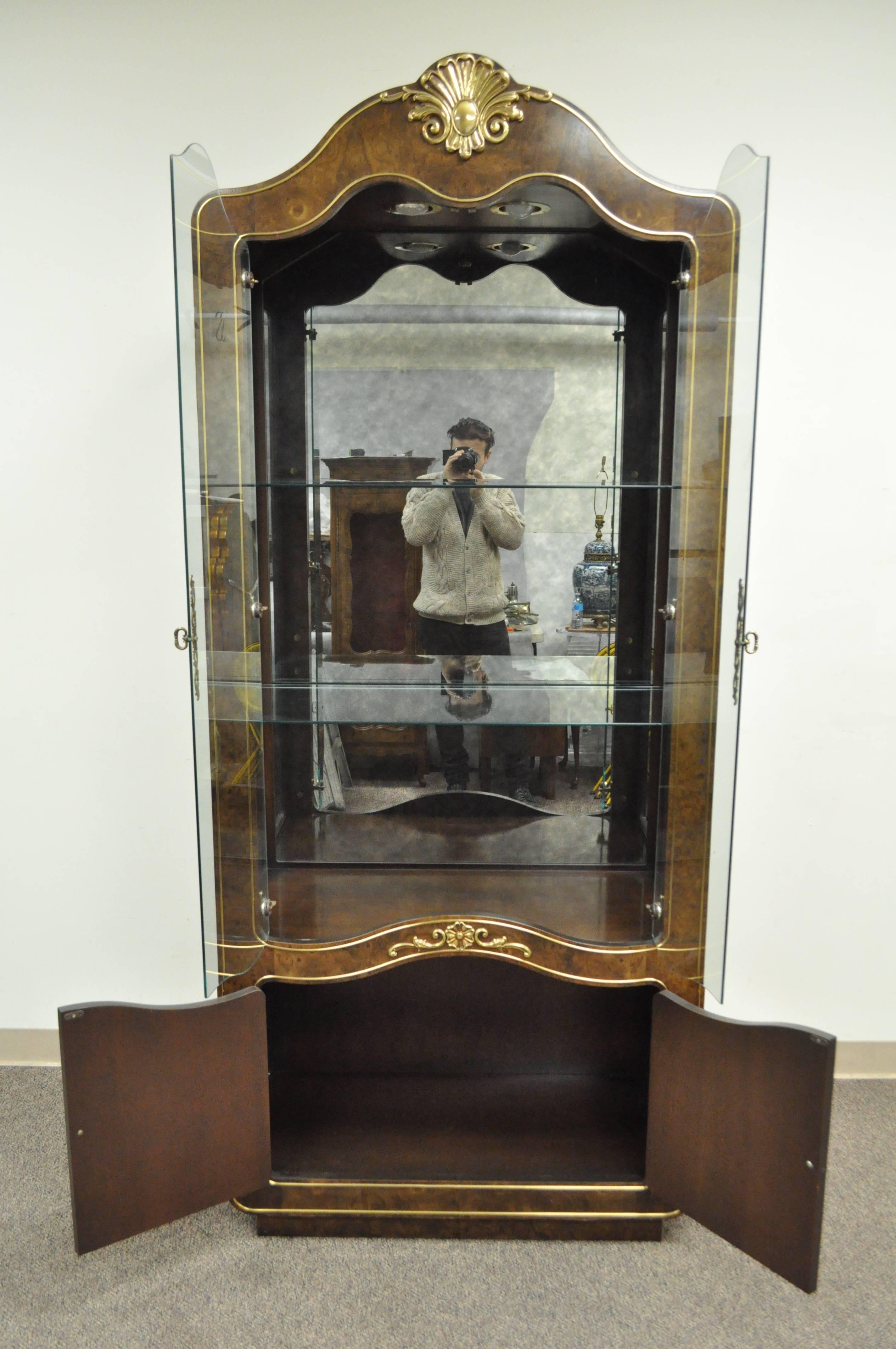 Américain Meuble de rangement de vitrine en bois de ronce d'amboyna de style Hollywood Regency français Mastercraft en vente