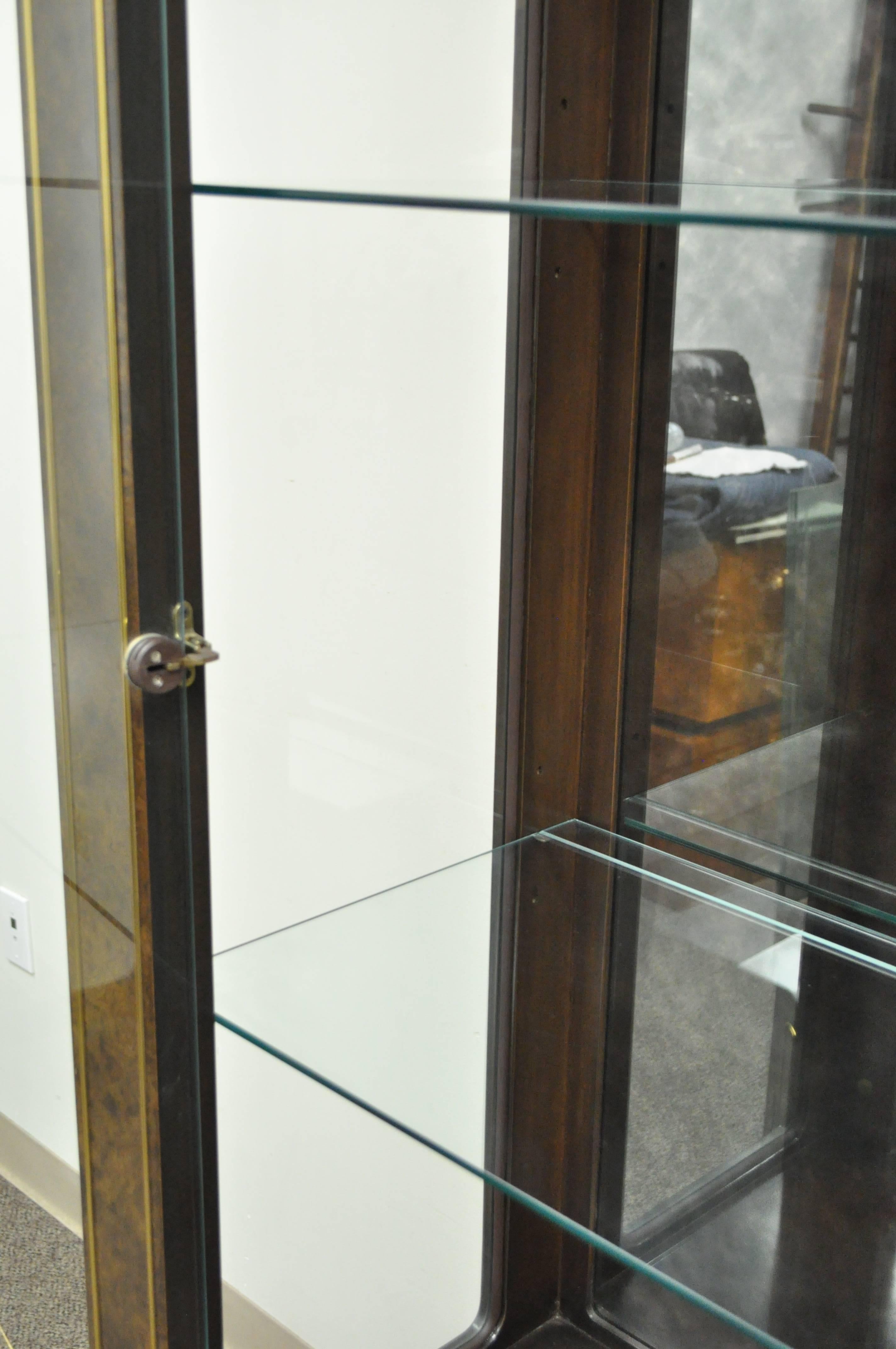 Meuble de rangement de vitrine en bois de ronce d'amboyna de style Hollywood Regency français Mastercraft en vente 1