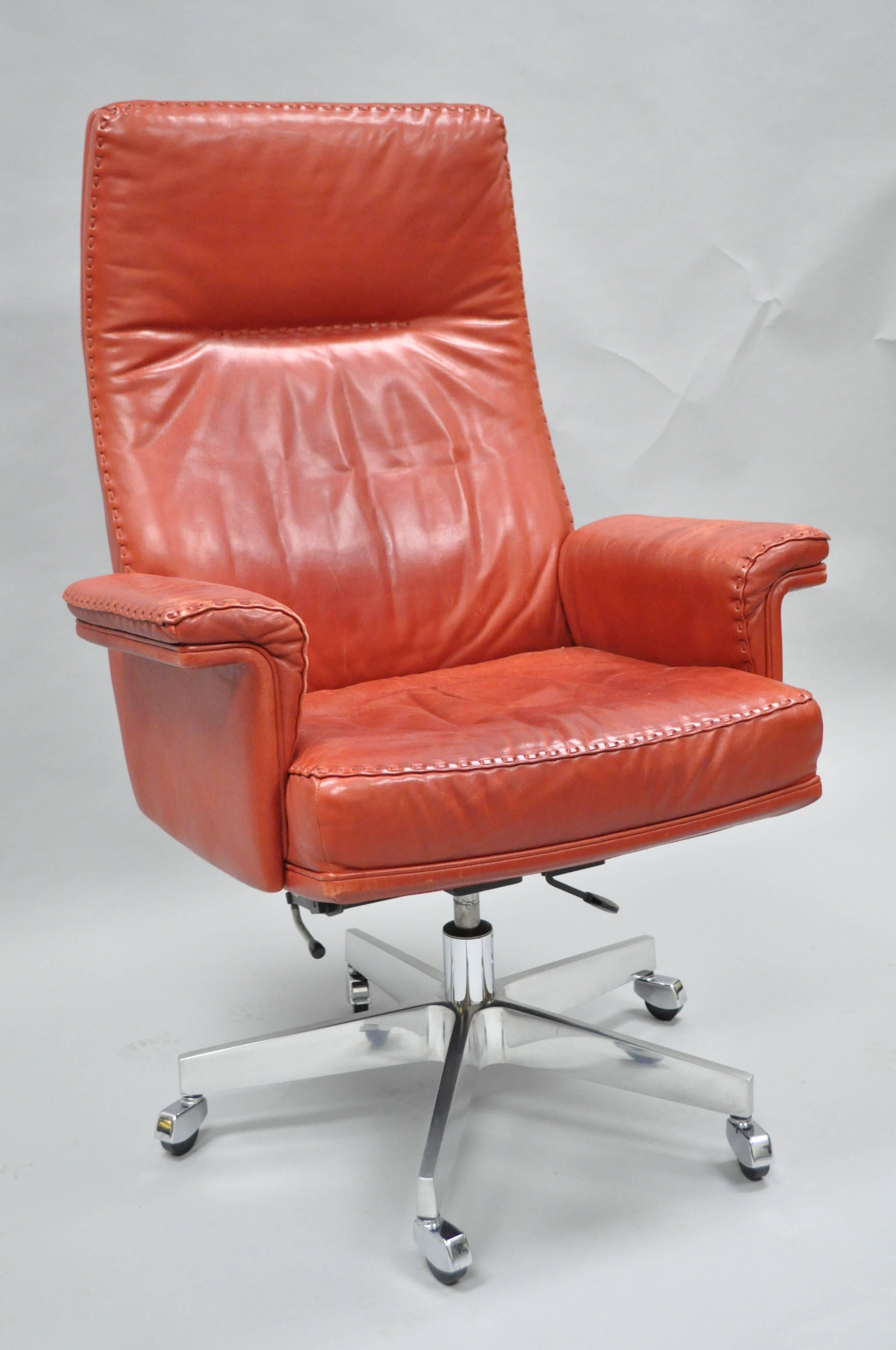 Stunning vintage 1960s De Sede DS 35 red leather and chrome tall back executive swivel office desk chair on casters. Item features a very comfortable form, red aniline leather upholstery with whipstitch edge detail, polished chrome-plated steel base
