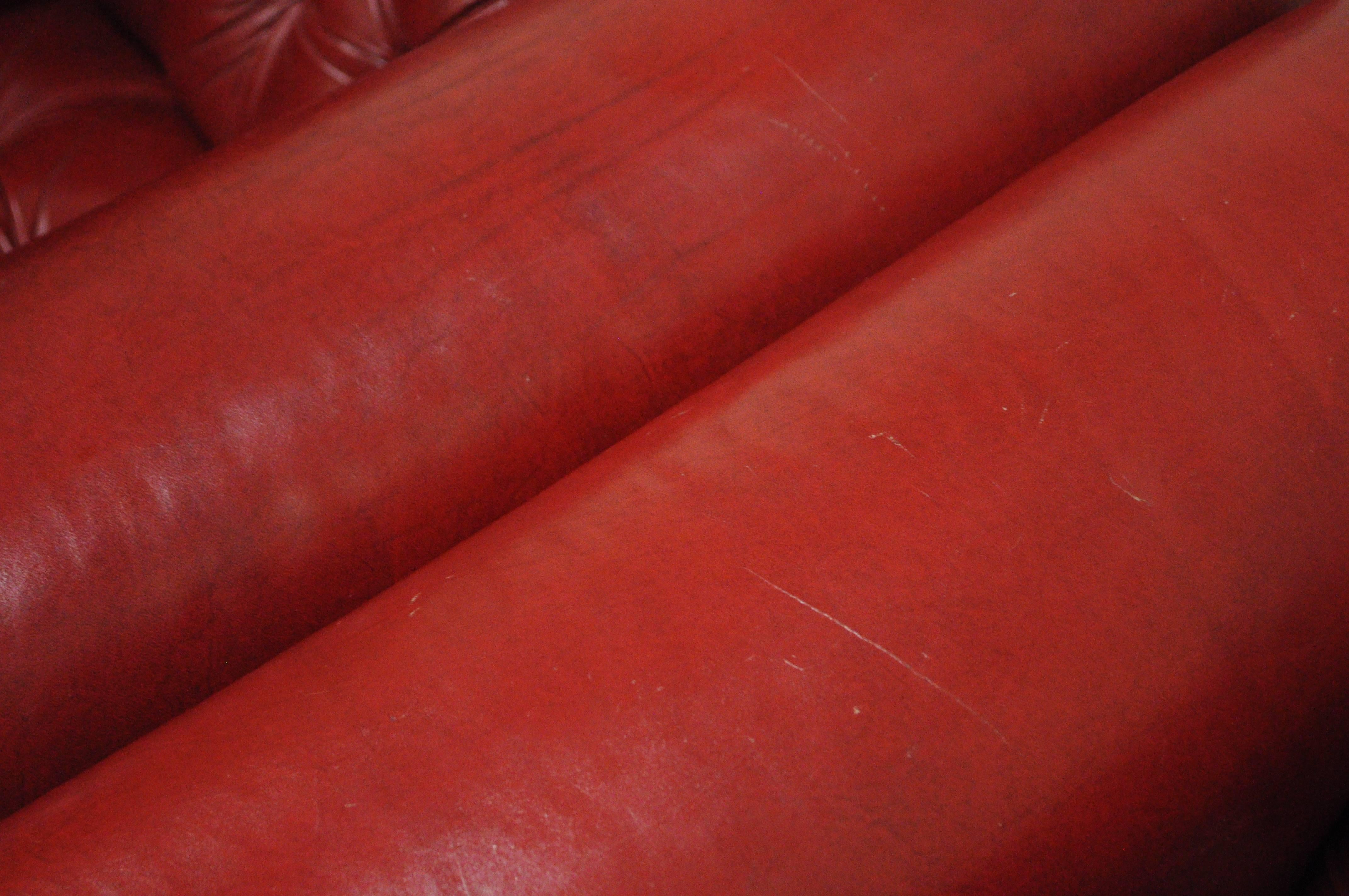 Paar rote Lederstühle im englischen Chesterfield-Stil mit Knöpfen und Tufting:: Club Lounge Chairs 1