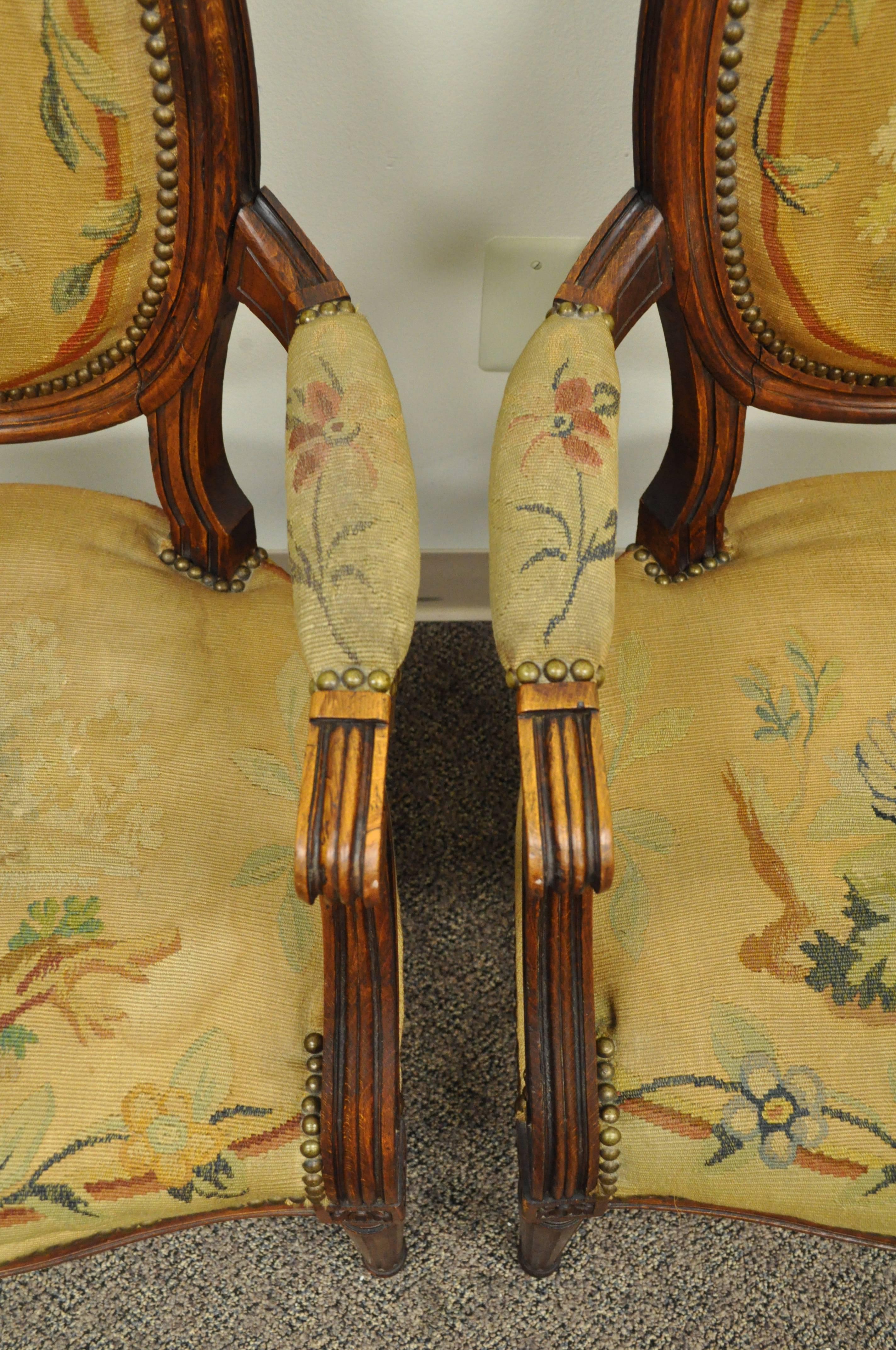 Paire de fauteuils français de style Louis XVI du 19ème siècle en noyer en vente 2