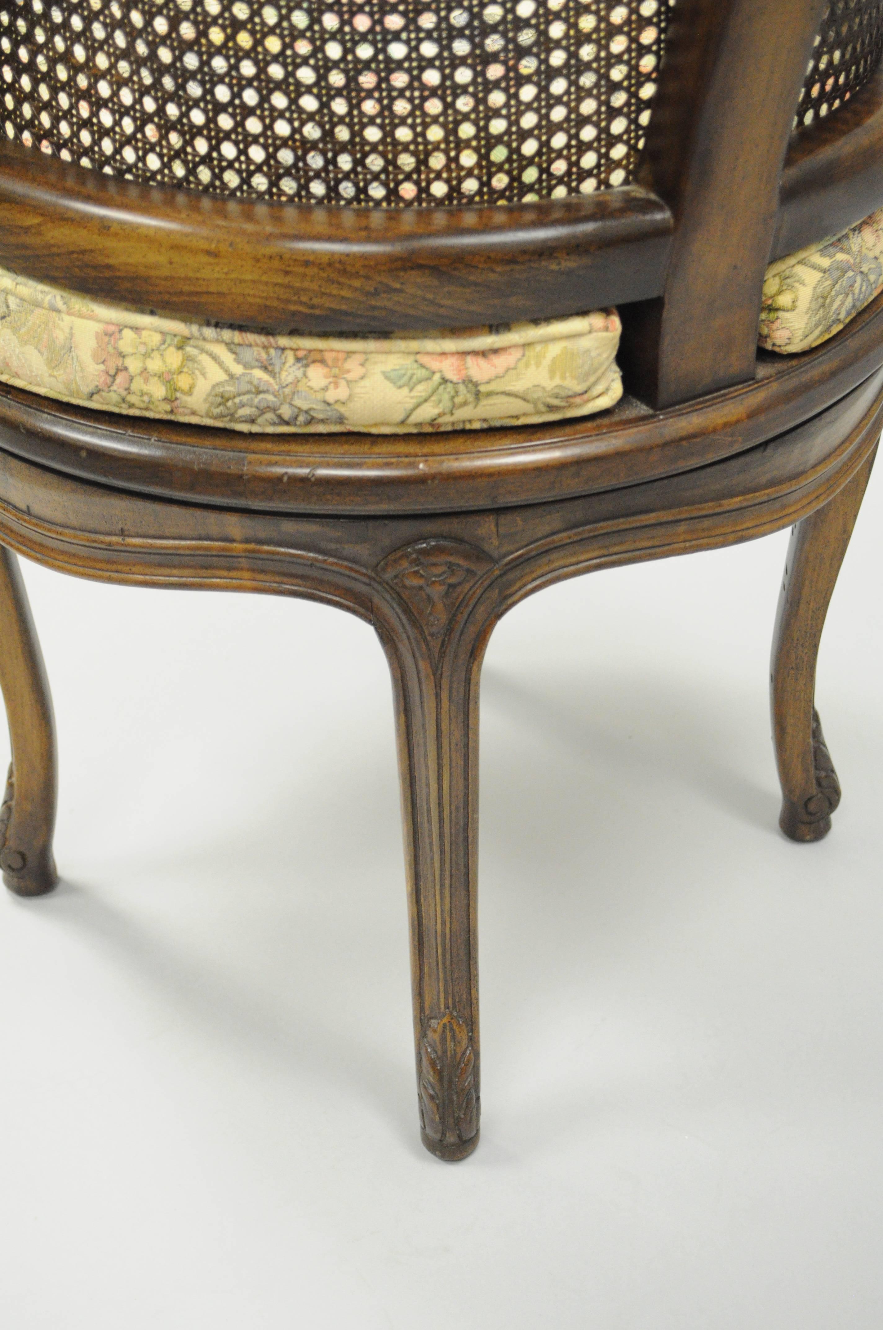 Milieu du XXe siècle Fauteuil de coiffeuse pivotant de style Louis XV français à dossier canné, assise de boudoir en noyer