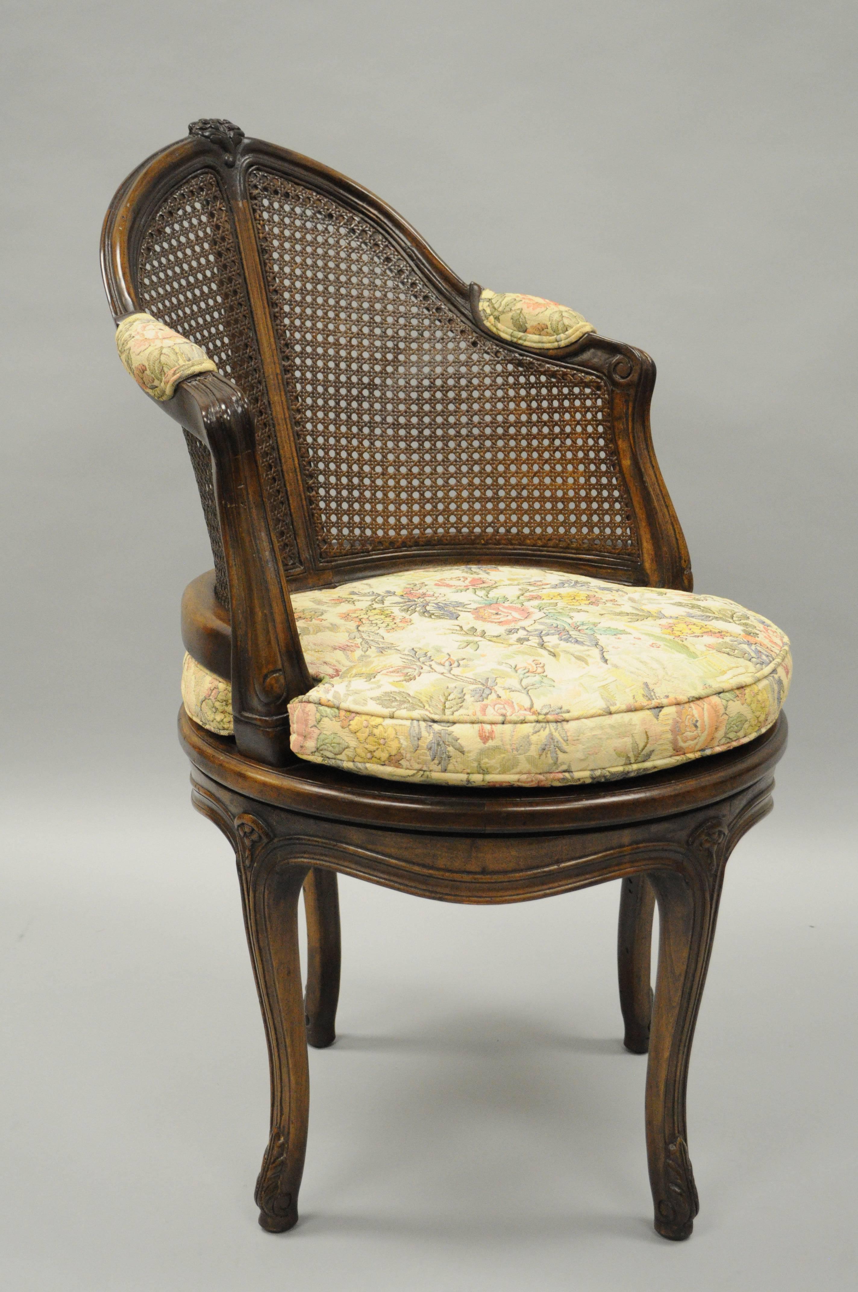 Fauteuil de coiffeuse pivotant de style Louis XV français à dossier canné, assise de boudoir en noyer 2