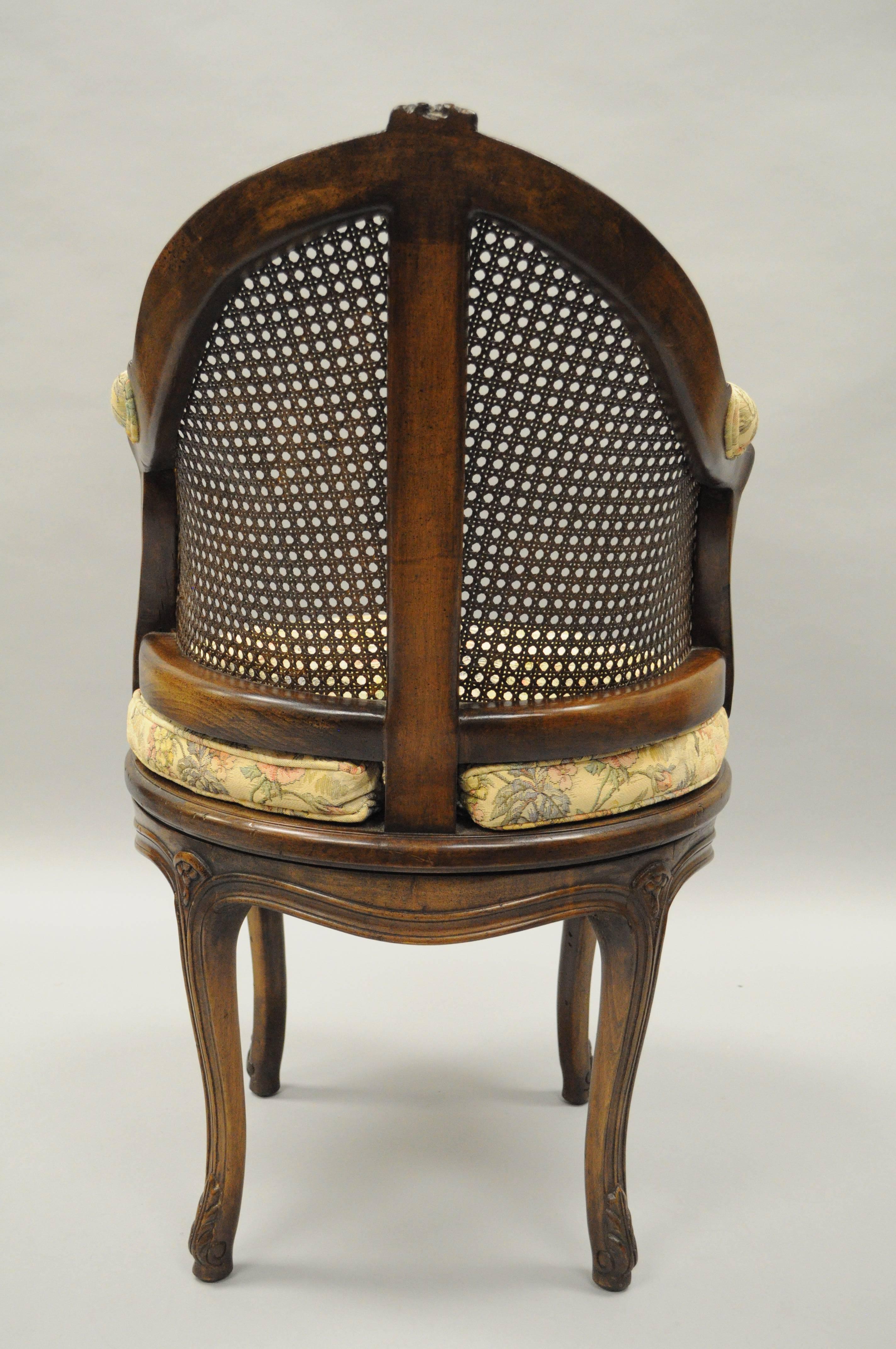 Tissu d'ameublement Fauteuil de coiffeuse pivotant de style Louis XV français à dossier canné, assise de boudoir en noyer