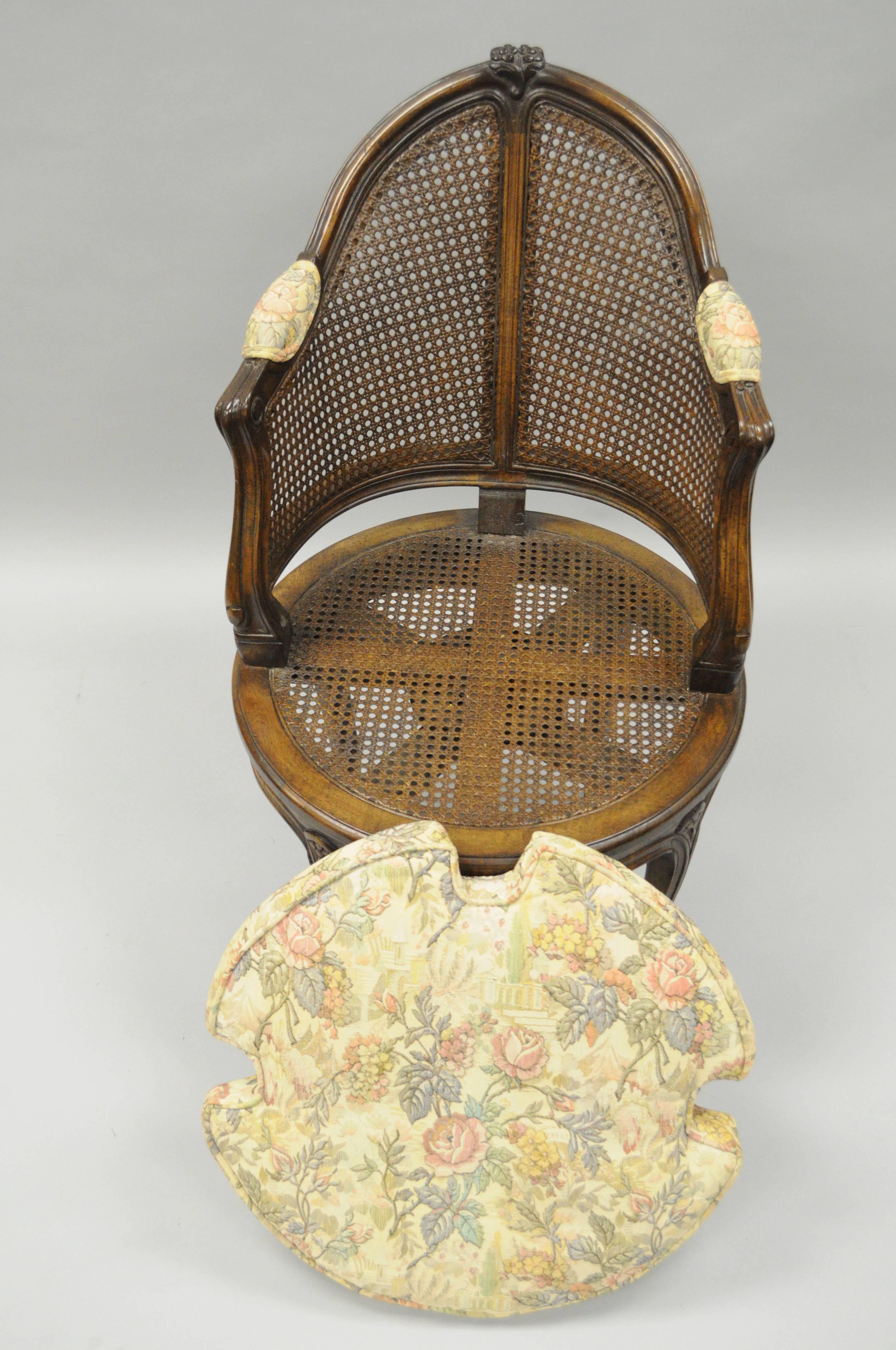 Français Fauteuil de coiffeuse pivotant de style Louis XV français à dossier canné, assise de boudoir en noyer