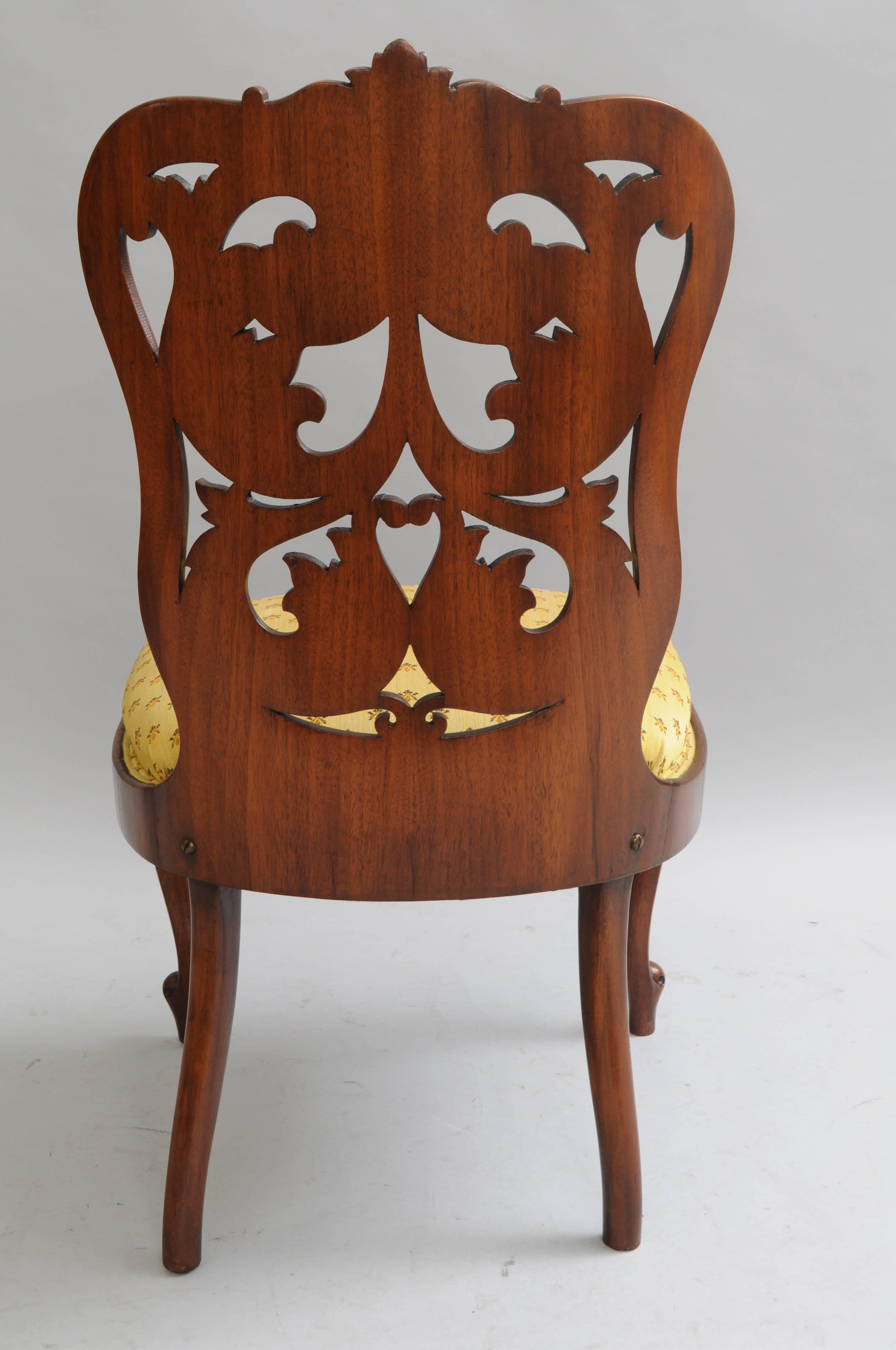 Viktorianischer Rokoko-Revival-Sessel aus laminiertem Nussbaumholz mit Schnörkeln John Belter (Neurokoko) im Angebot