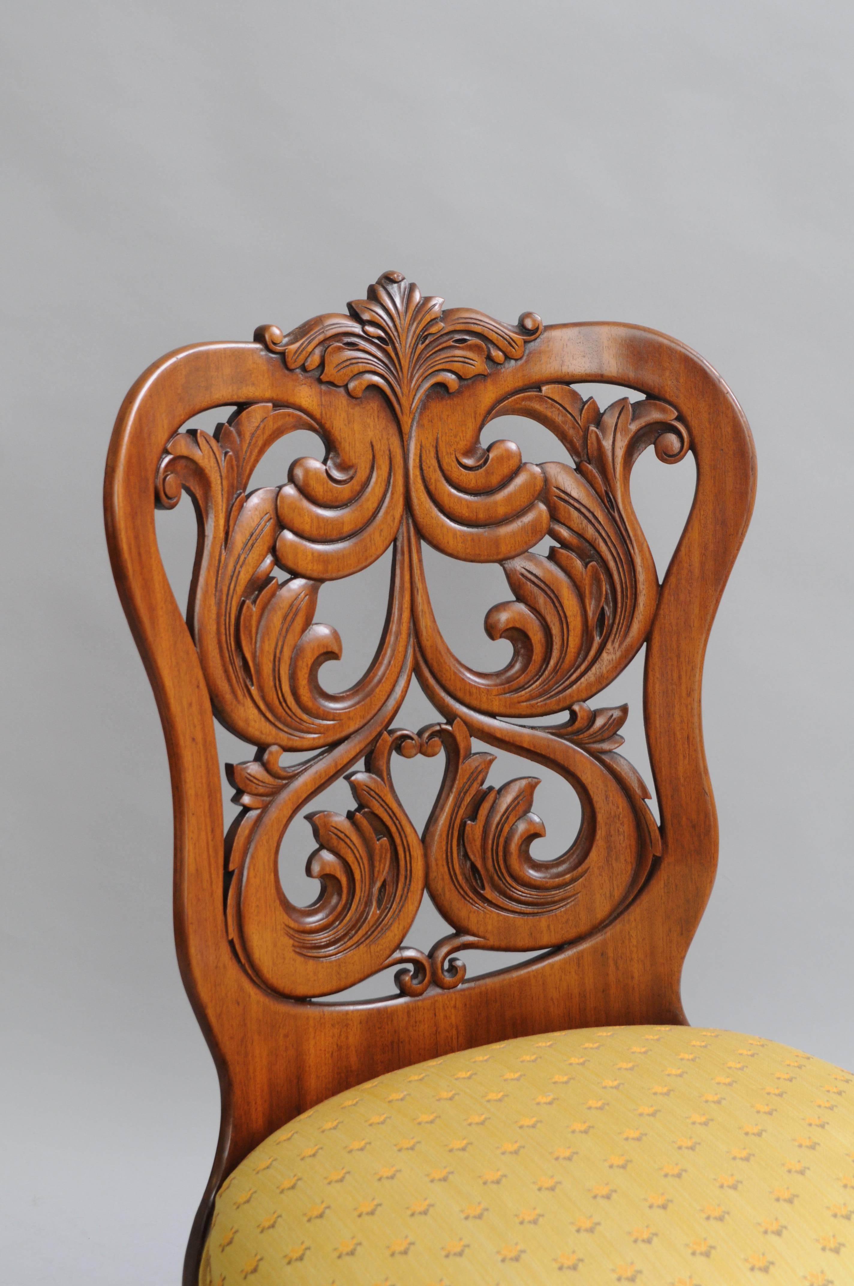 Beautiful mid-late 19th century Rococo Revival / Victorian laminated walnut (Possibly rosewood) scroll pattern parlor side chair attributed to John H. Belter. Item features a serpentine laminated back, full reticulated scrolls, carved florals,