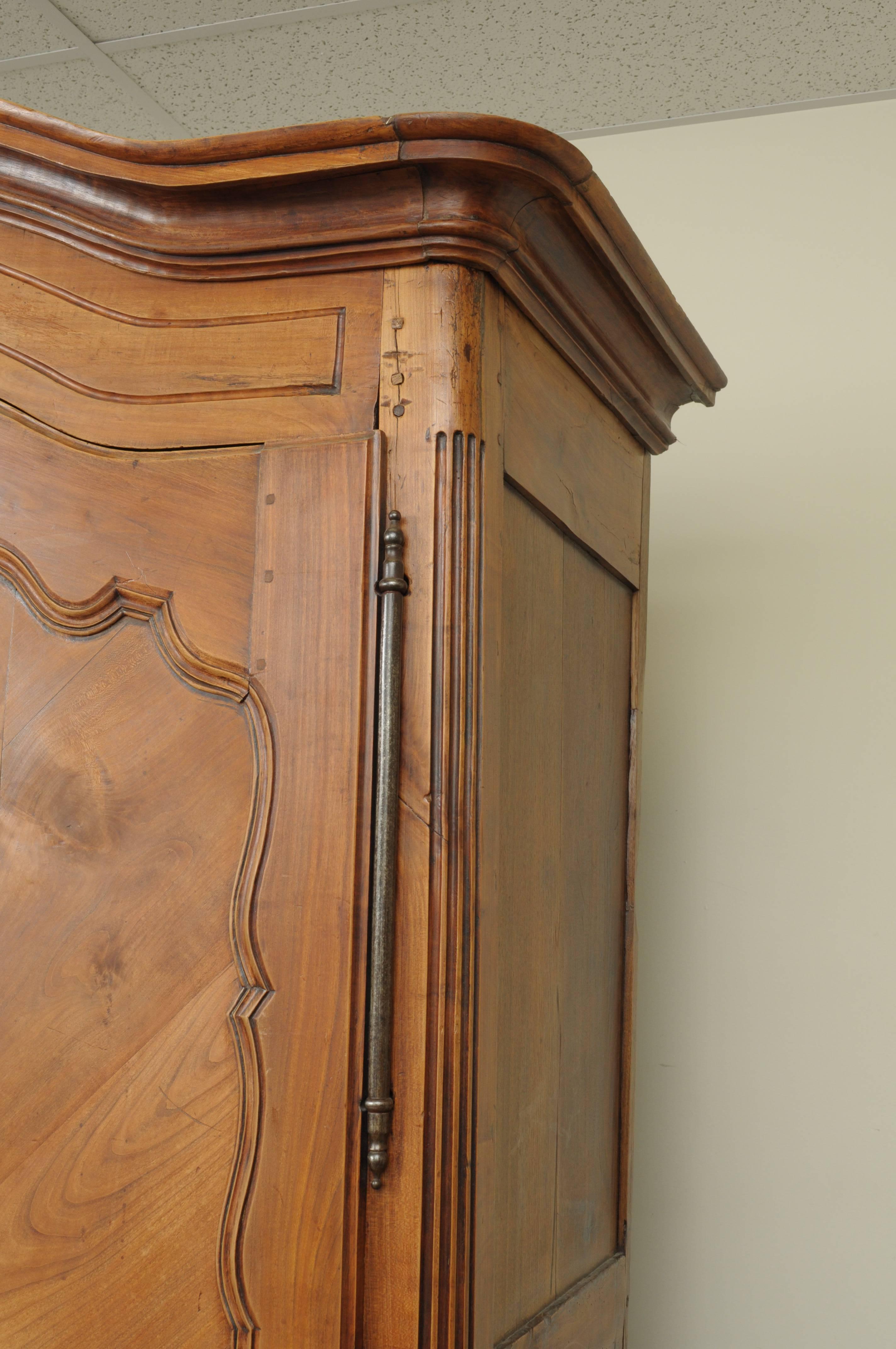 Country French Provincial Louis XV Walnut Bonnet Top Armoire Wardrobe Cabinet In Good Condition For Sale In Philadelphia, PA