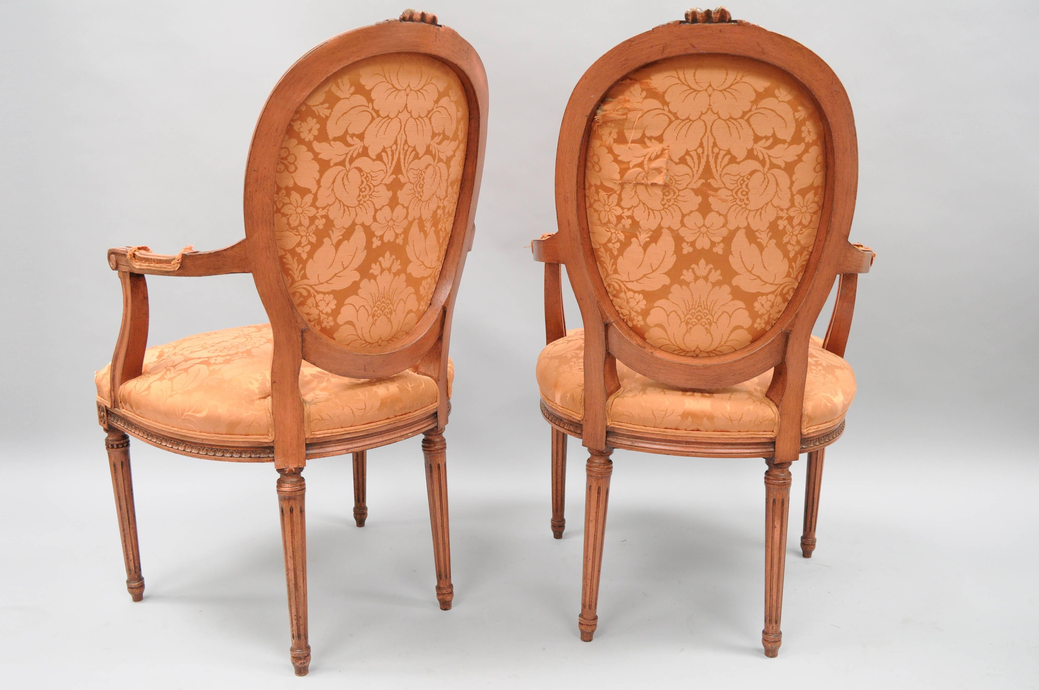Paire de fauteuils de salle à manger de style Louis XVI à dossier ovale peint en rose vieilli en vente 3