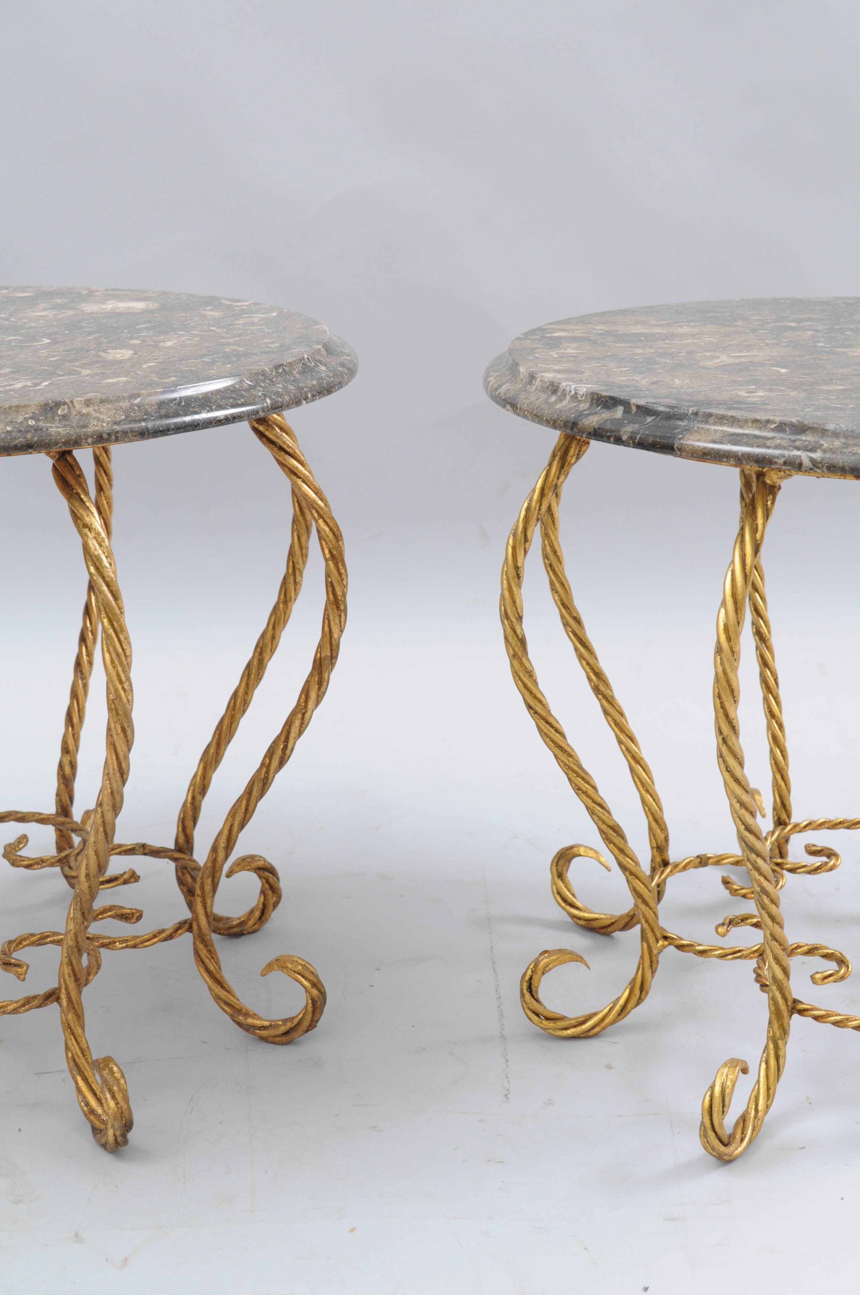 Paar italienische Hollywood Regency Gold vergoldet Eisen Seil Runde Marmorplatte Low Tables im Angebot 2