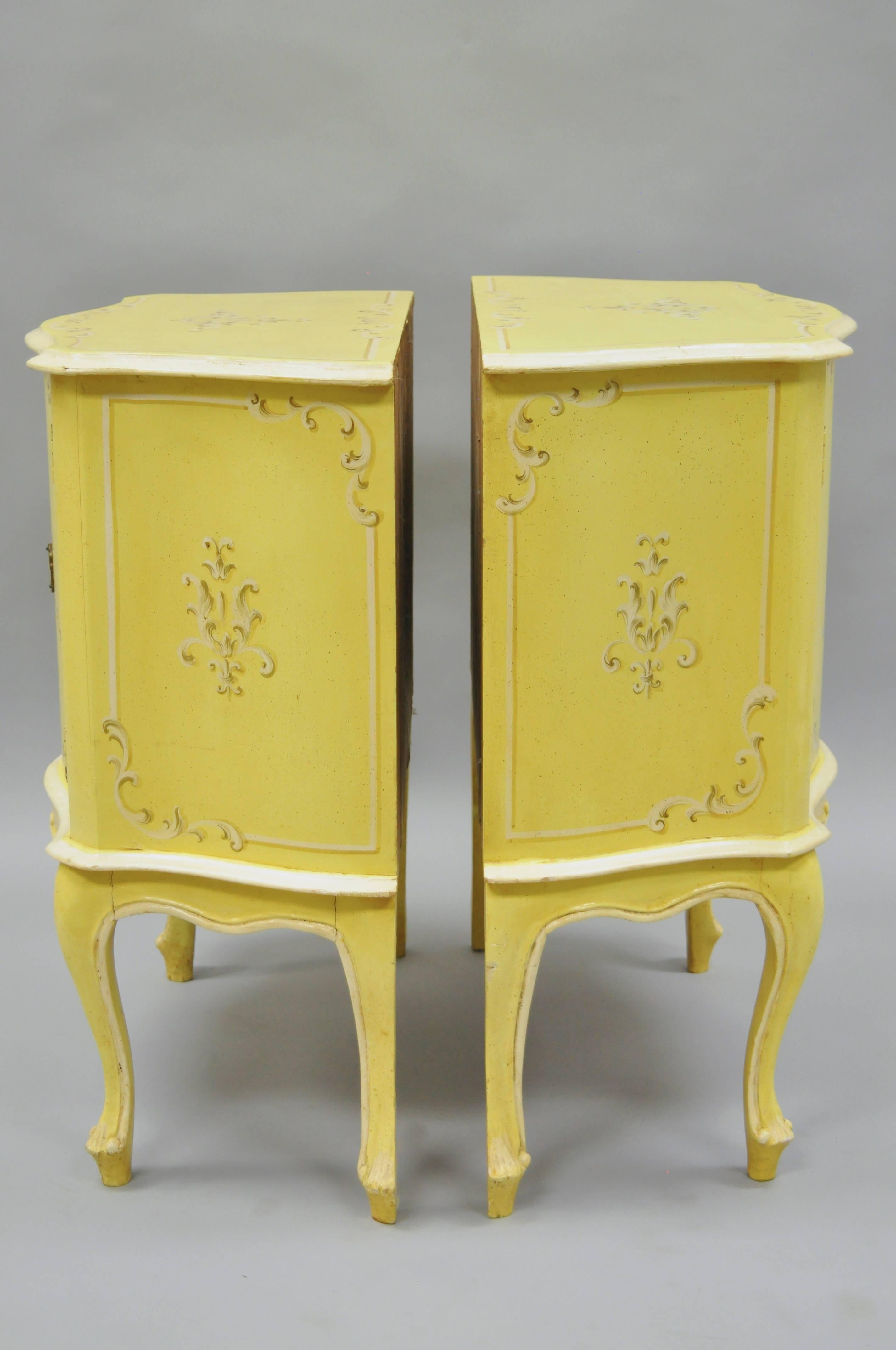Pair of Small Italian Florentine Yellow Floral Painted Bombe Commode Side Chest In Good Condition In Philadelphia, PA