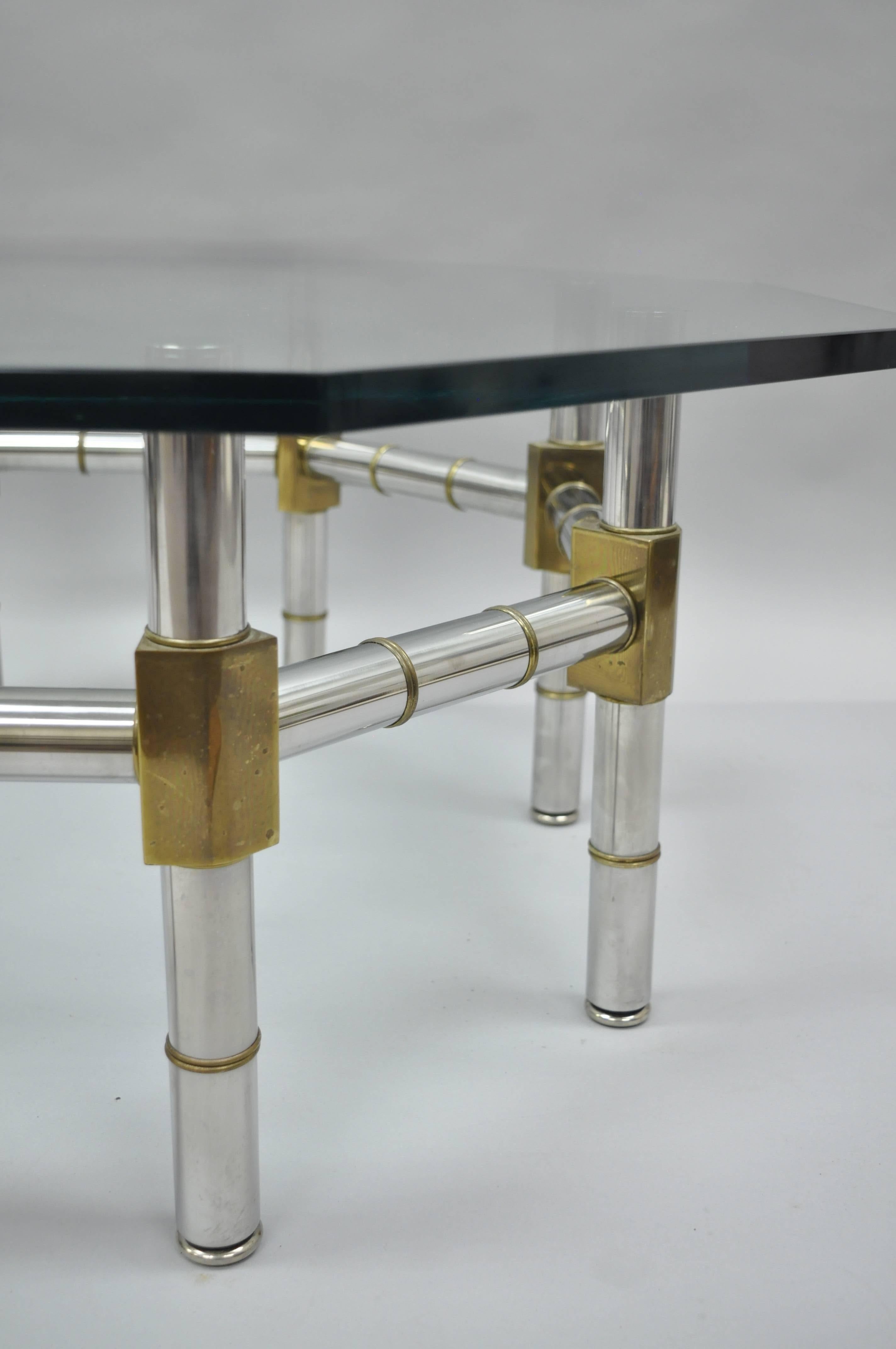 Table basse octogonale moderne du milieu du siècle dernier en chrome et laiton avec plateau en verre imitation bambou en vente 2