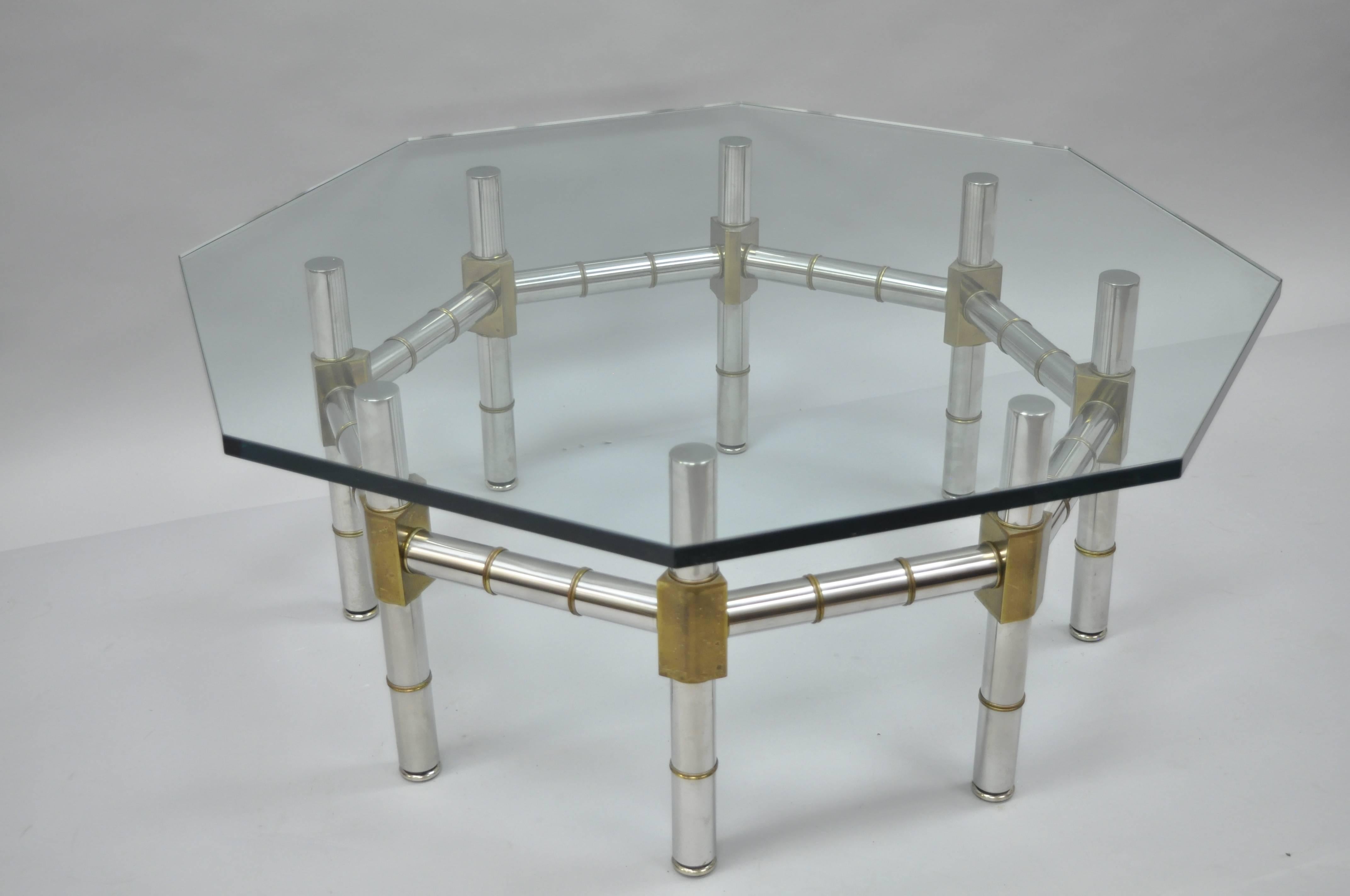 Table basse octogonale moderne du milieu du siècle dernier en chrome et laiton avec plateau en verre imitation bambou en vente 3