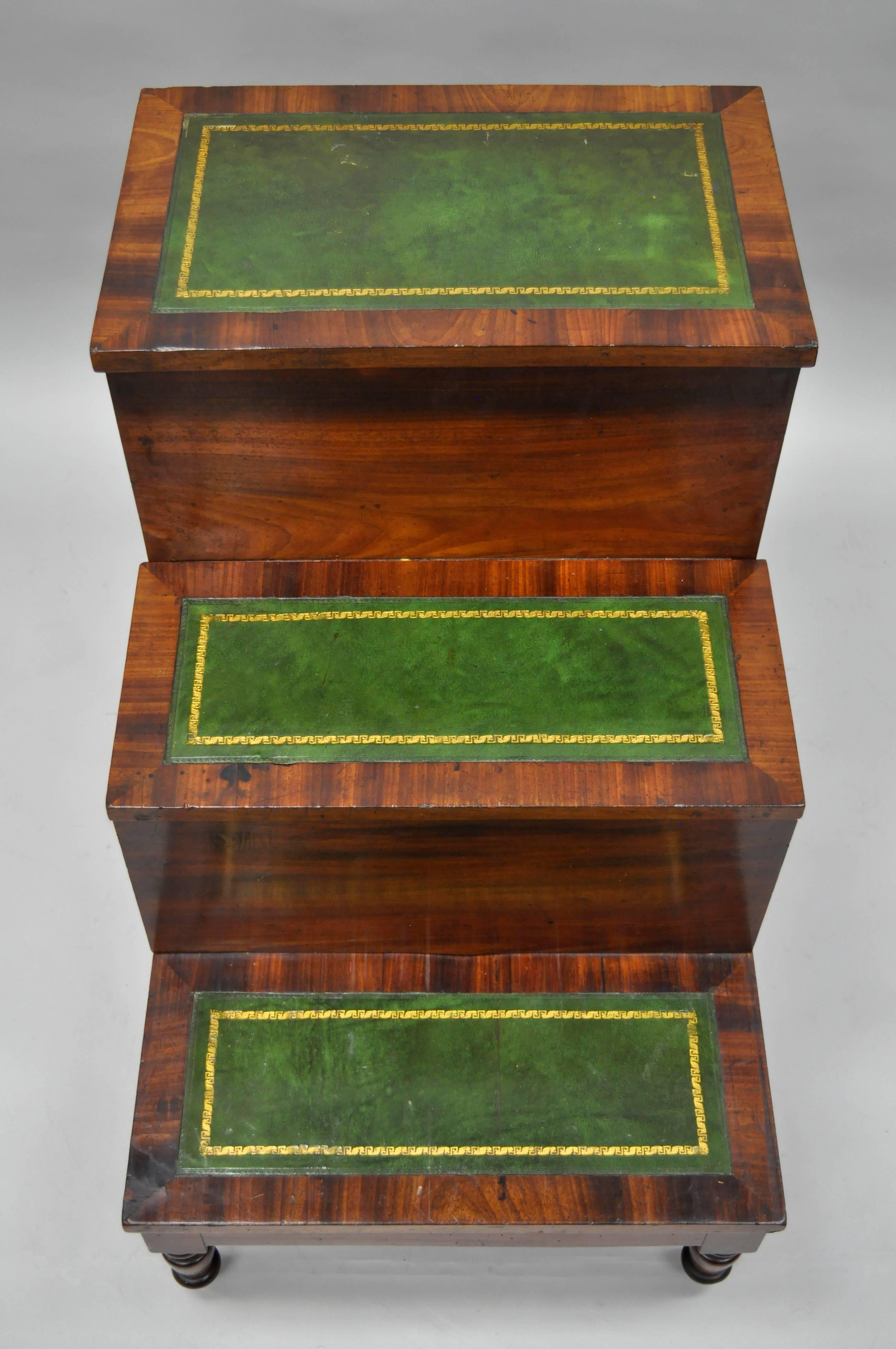 Antique English Regency green tooled leather and crotch mahogany veneer bed step table. Item features a flip-top, pullout second tier with flip-top, dovetailed joints, wood construction, mahogany wood veneer, green leather surfaces. Wonderful