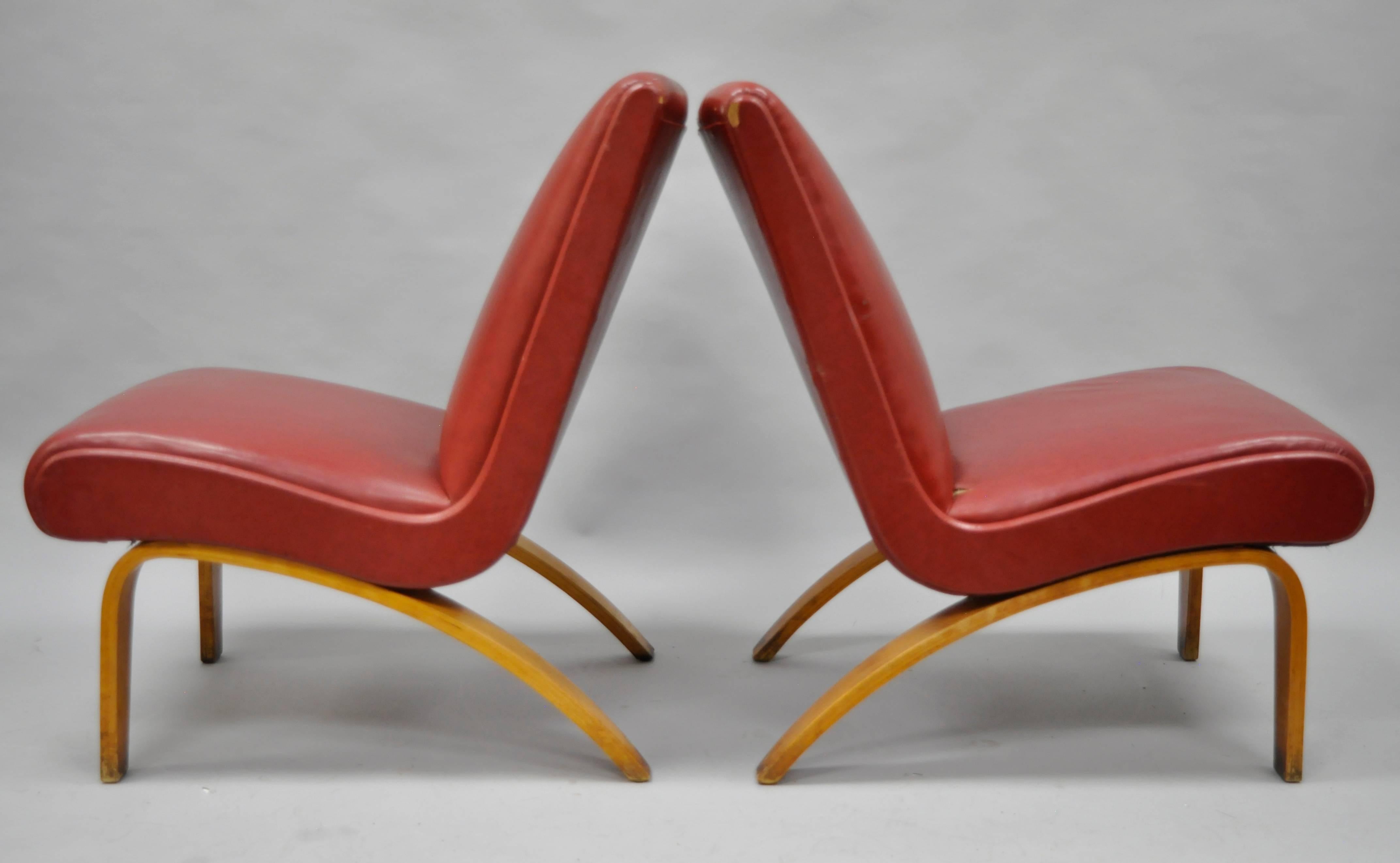 Very rare pair of Mid-Century Modern bentwood slipper lounge chairs by Thonet. Item features vinyl upholstery, original label, quality American craftsmanship, sleek sculptural form, laminated bentwood legs. Measurements: 32