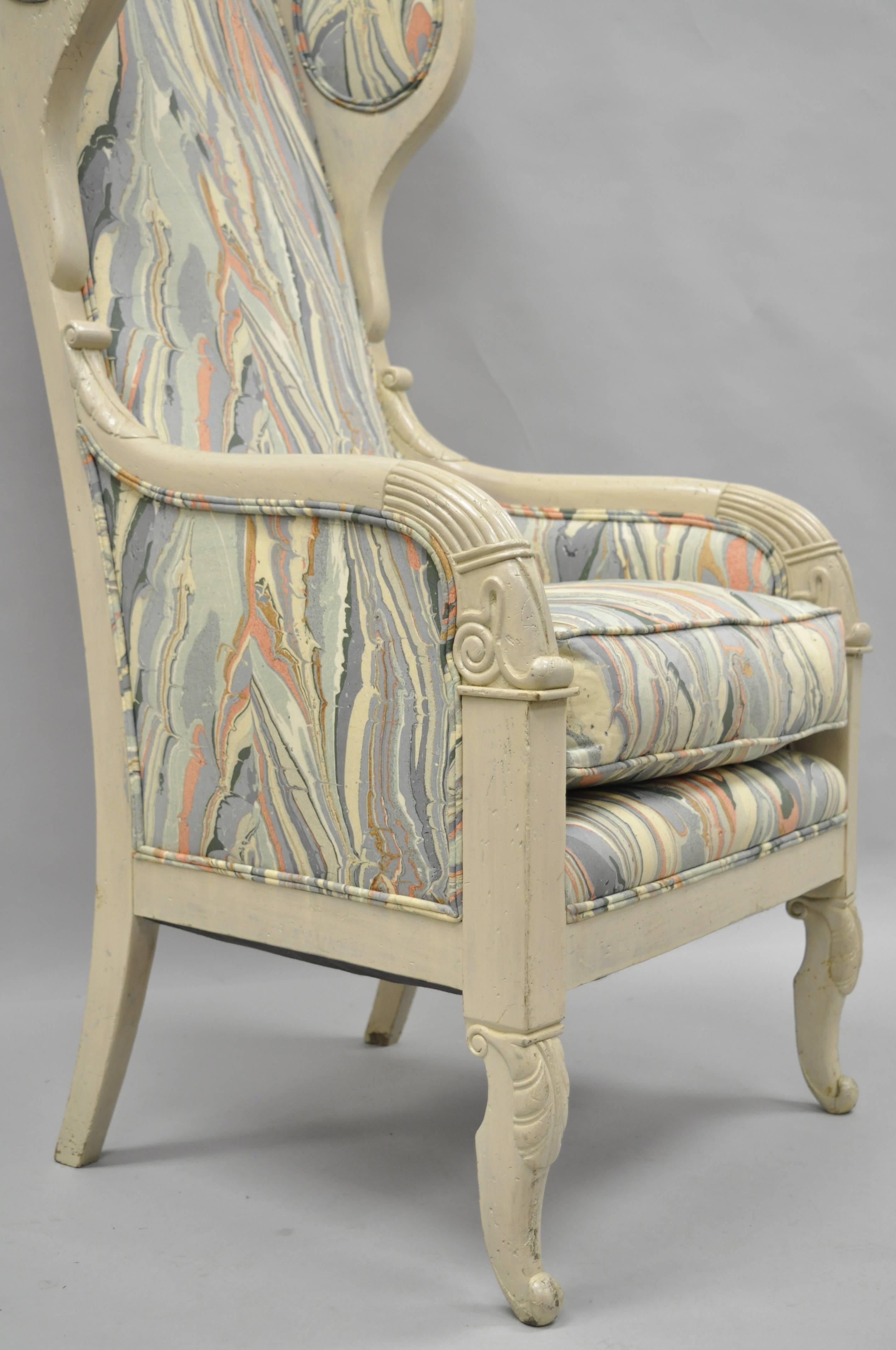 Französischer Empire-Sessel mit hoher Rückenlehne und Marmorstoff-Ohrlehne im neoklassizistischen Stil (Geschnitzt) im Angebot