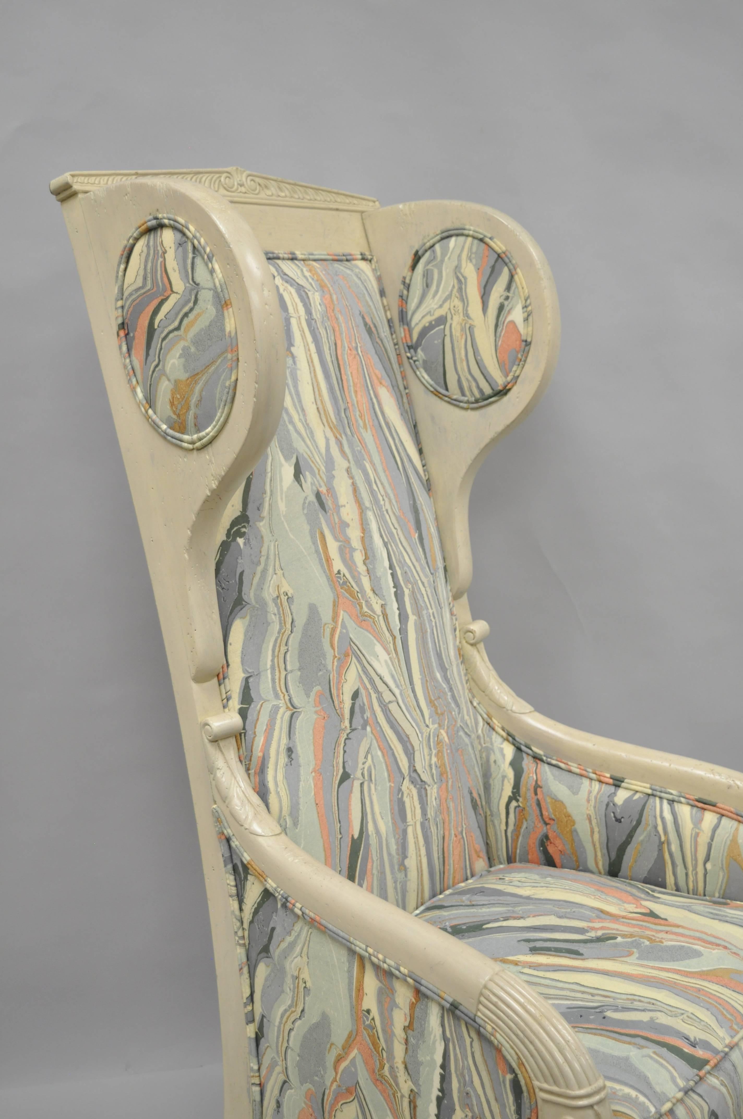 Französischer Empire-Sessel mit hoher Rückenlehne und Marmorstoff-Ohrlehne im neoklassizistischen Stil (amerikanisch) im Angebot