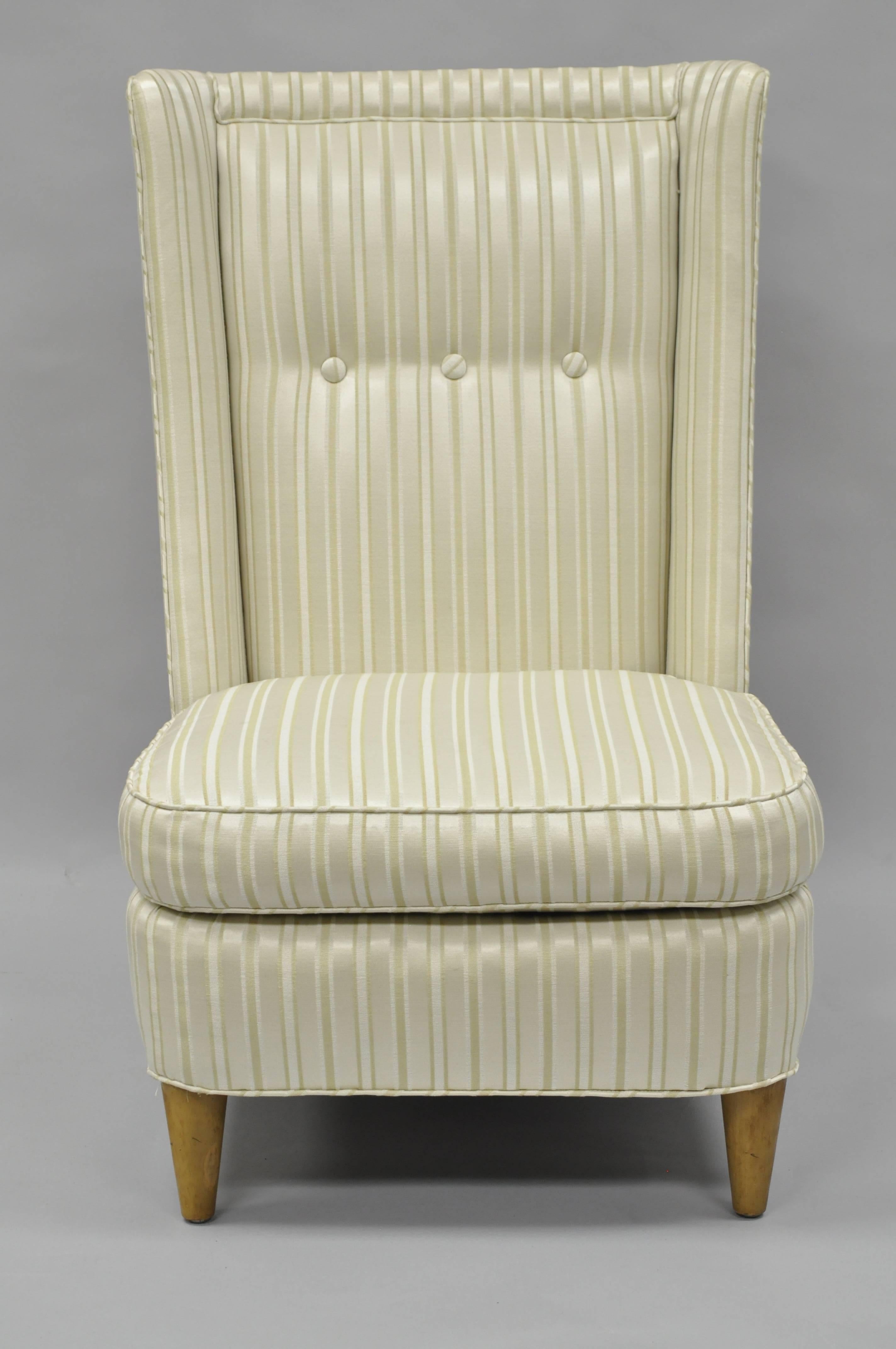 Sillón moderno de mediados de siglo Paul Laszlo con respaldo de barril tapizado. El artículo presenta una pesada estructura de madera maciza, totalmente tapizada, respaldo curvado, patas cortas y ahusadas de madera de arce, forma baja y elegante, y