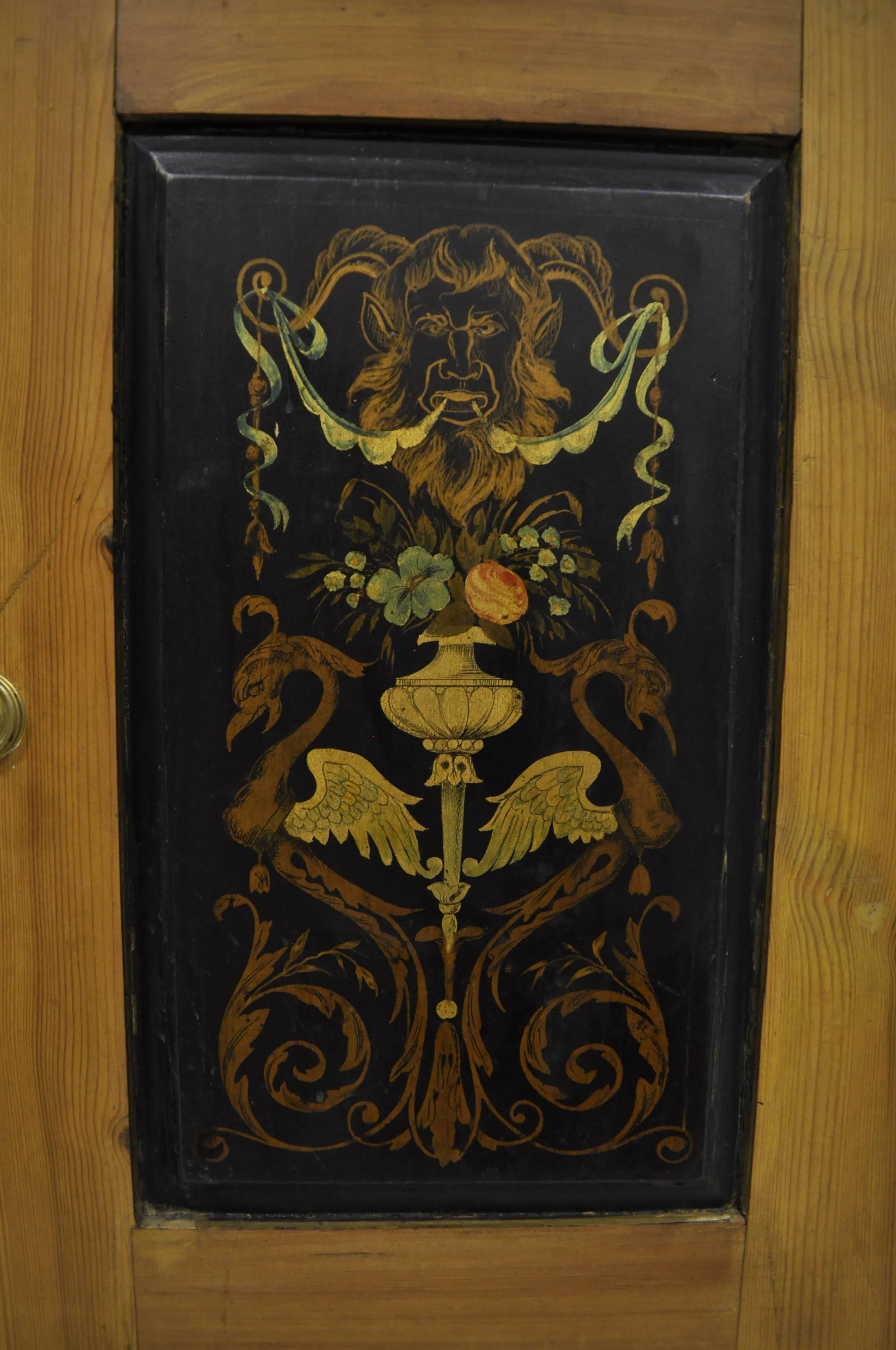 Pin Armoire d'armoire néoclassique française d'antiquités en pin peint par Putti en vente