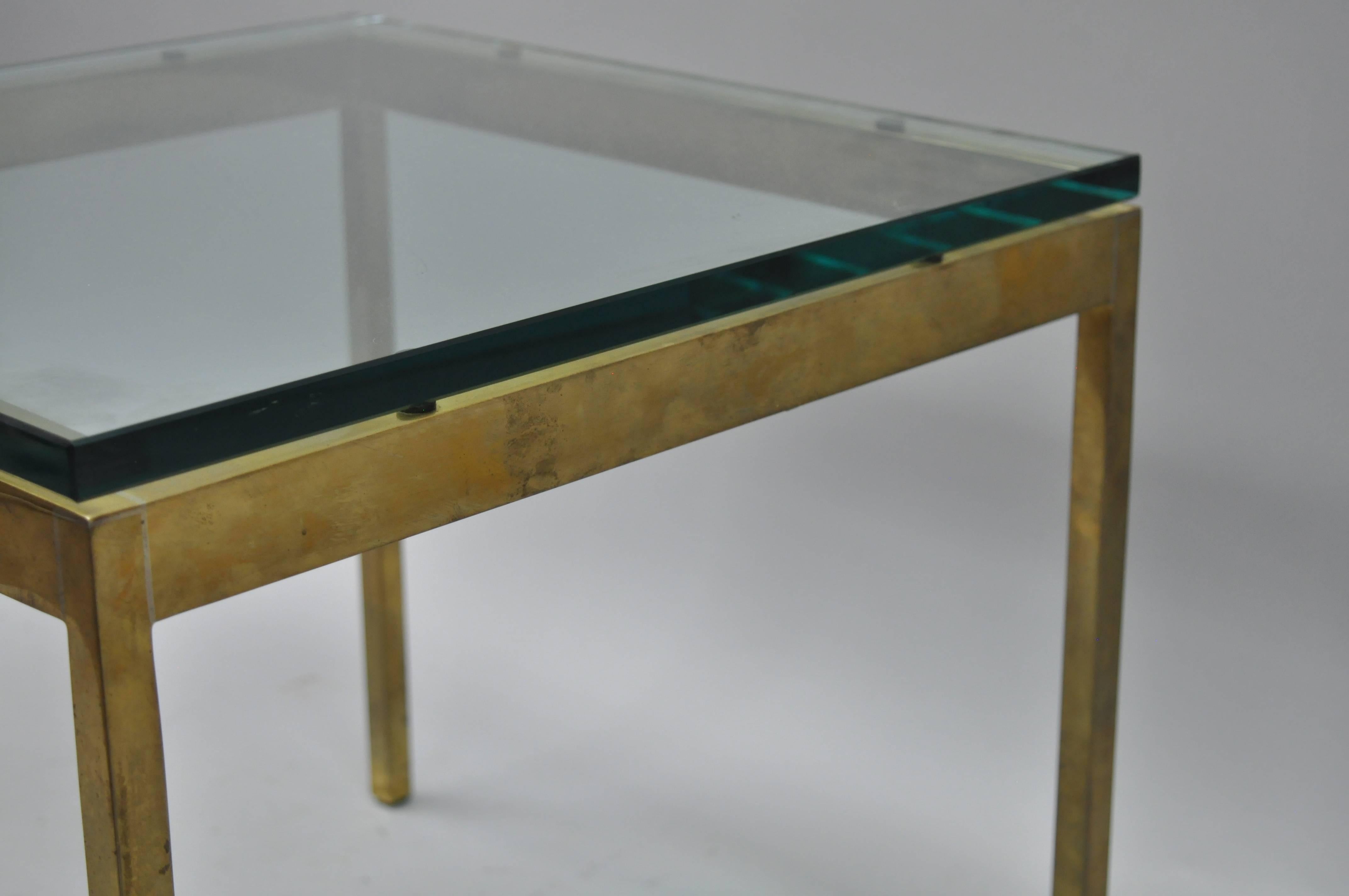 Mid-Century Modern Table d'appoint carrée moderne mi-siècle en laiton bruni et bronze de Scope Furniture en vente