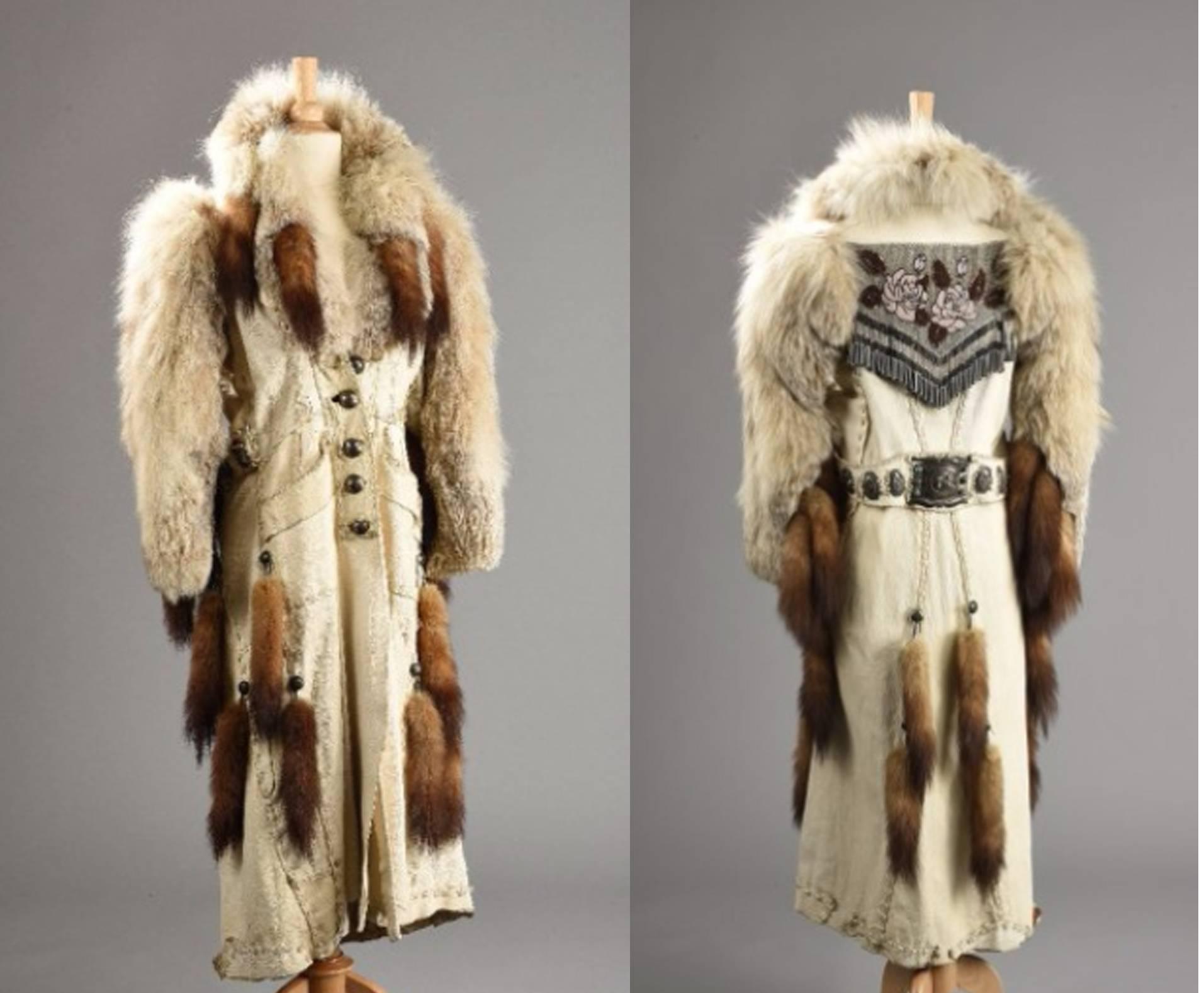 Cape in White Patinated Leather , Fox, Wolf Sioux Style In Good Condition In Paris, ile de france