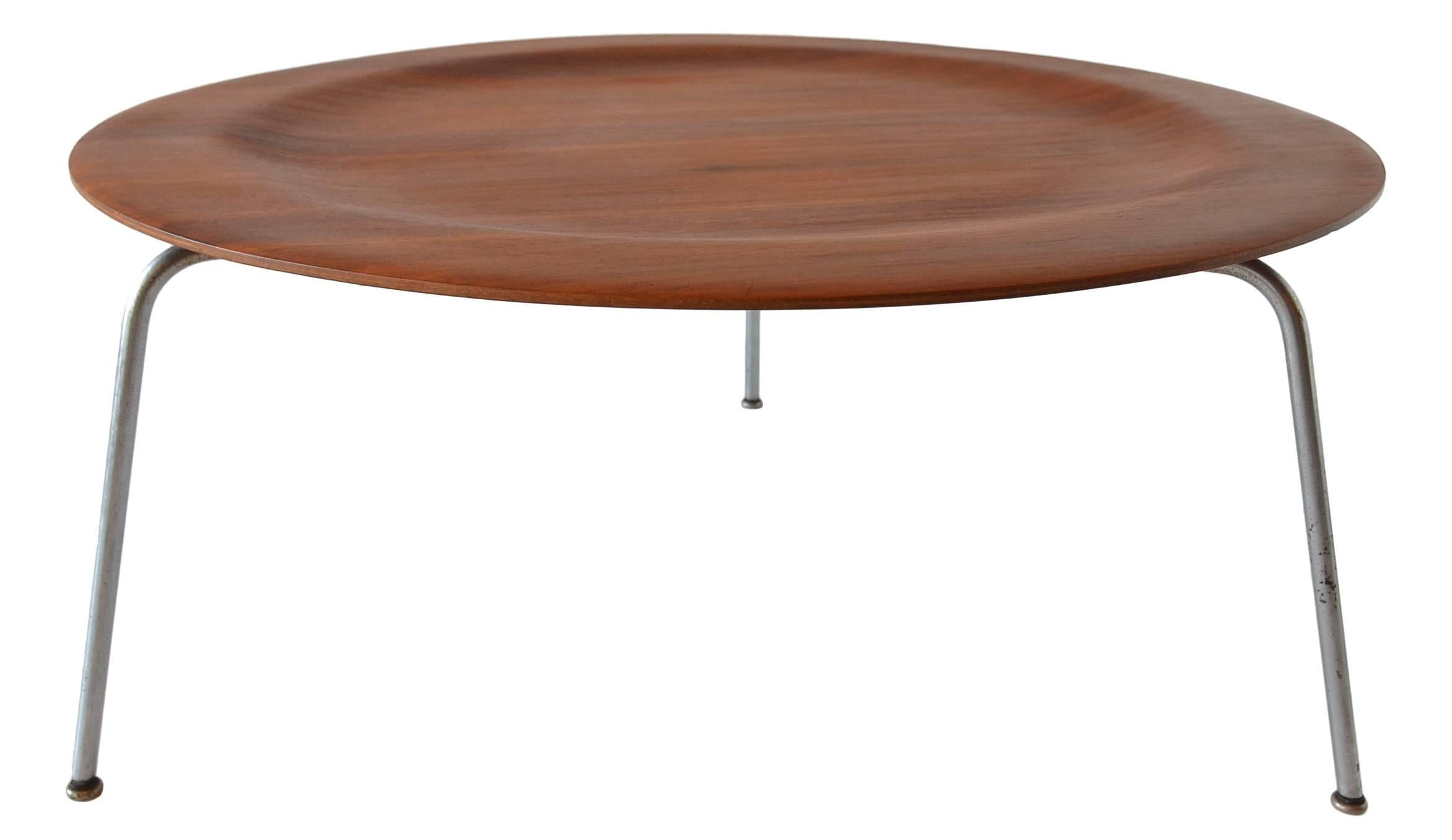An incredible rare example of the iconic Charles Eames CTM for Evans Products in 1946.
There have been a few examples of the three-legged coffee table to show up to market but all have the Sam Rubber shock mount attachment. This example has a