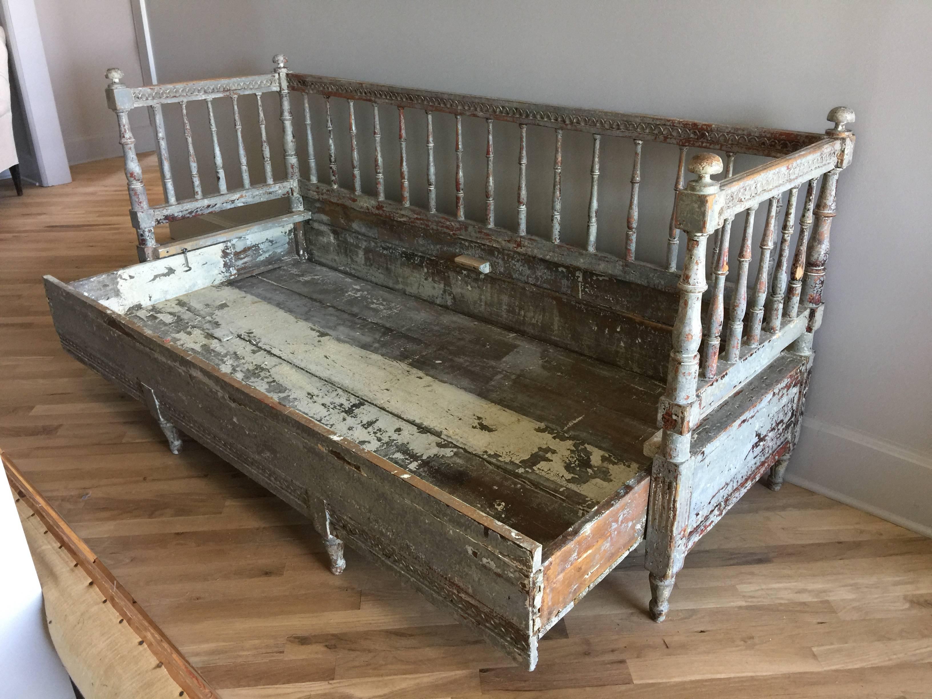 18th century Gustavian daybed with original painted patina. The seat comes off and the lower portion extends to create a bed. Beautiful and practical, Sweden, 1780.