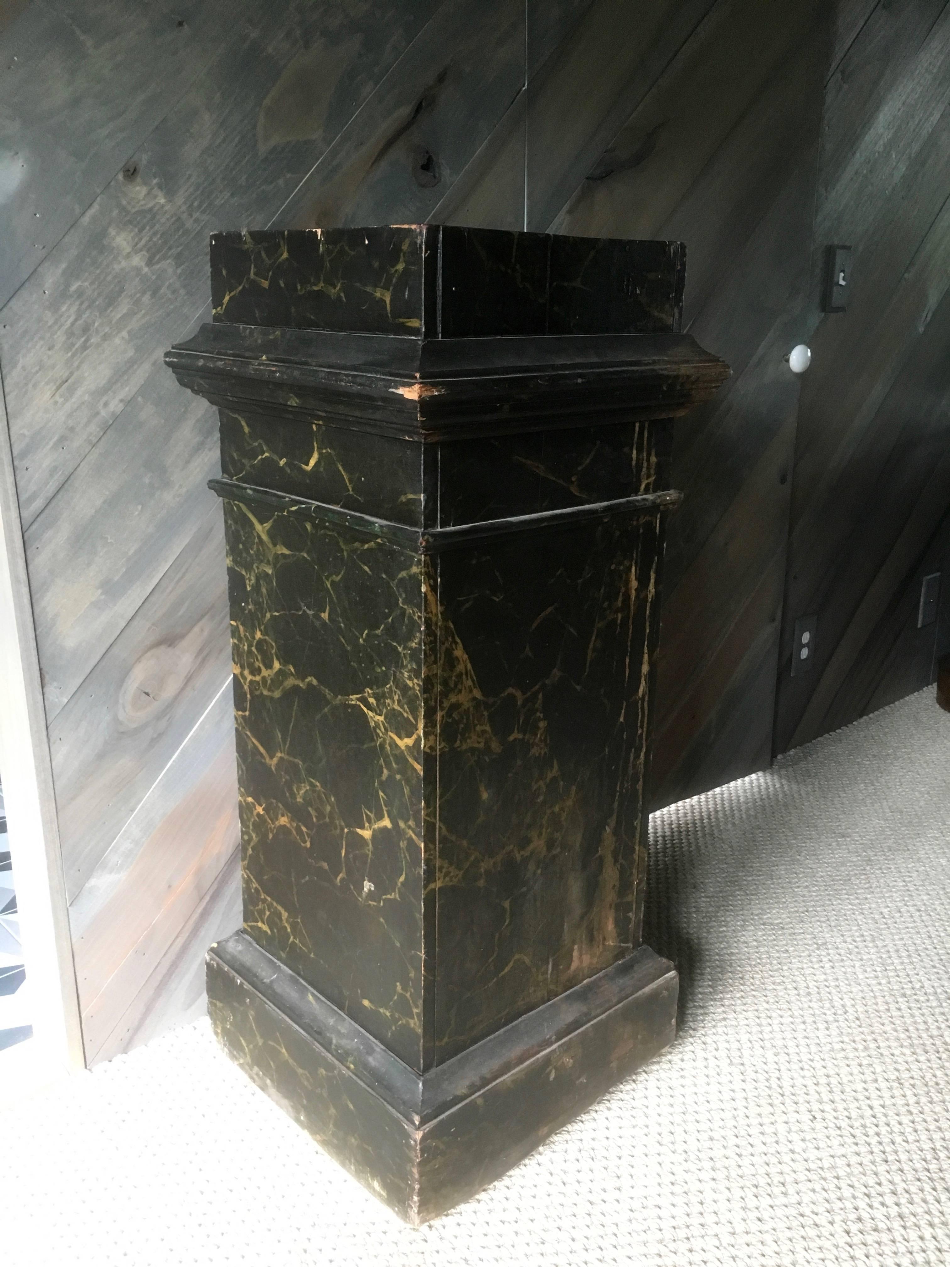 Swedish Faux Marble Painted Pedestal In Good Condition For Sale In Nashville, TN