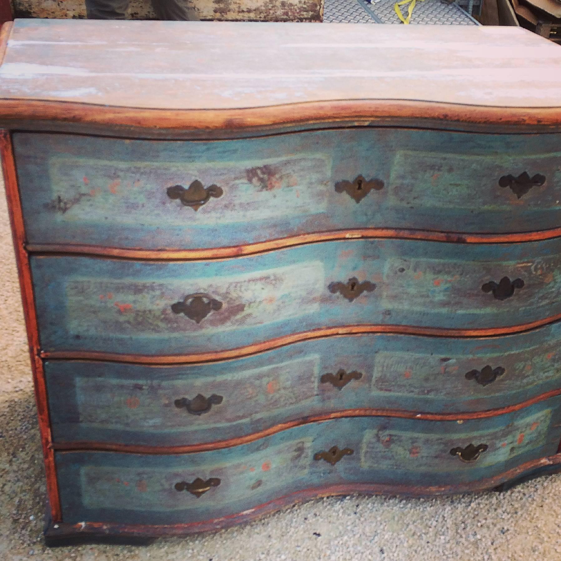 Lovely original patina on this four-drawer Swedish Painted serpentine commode.
