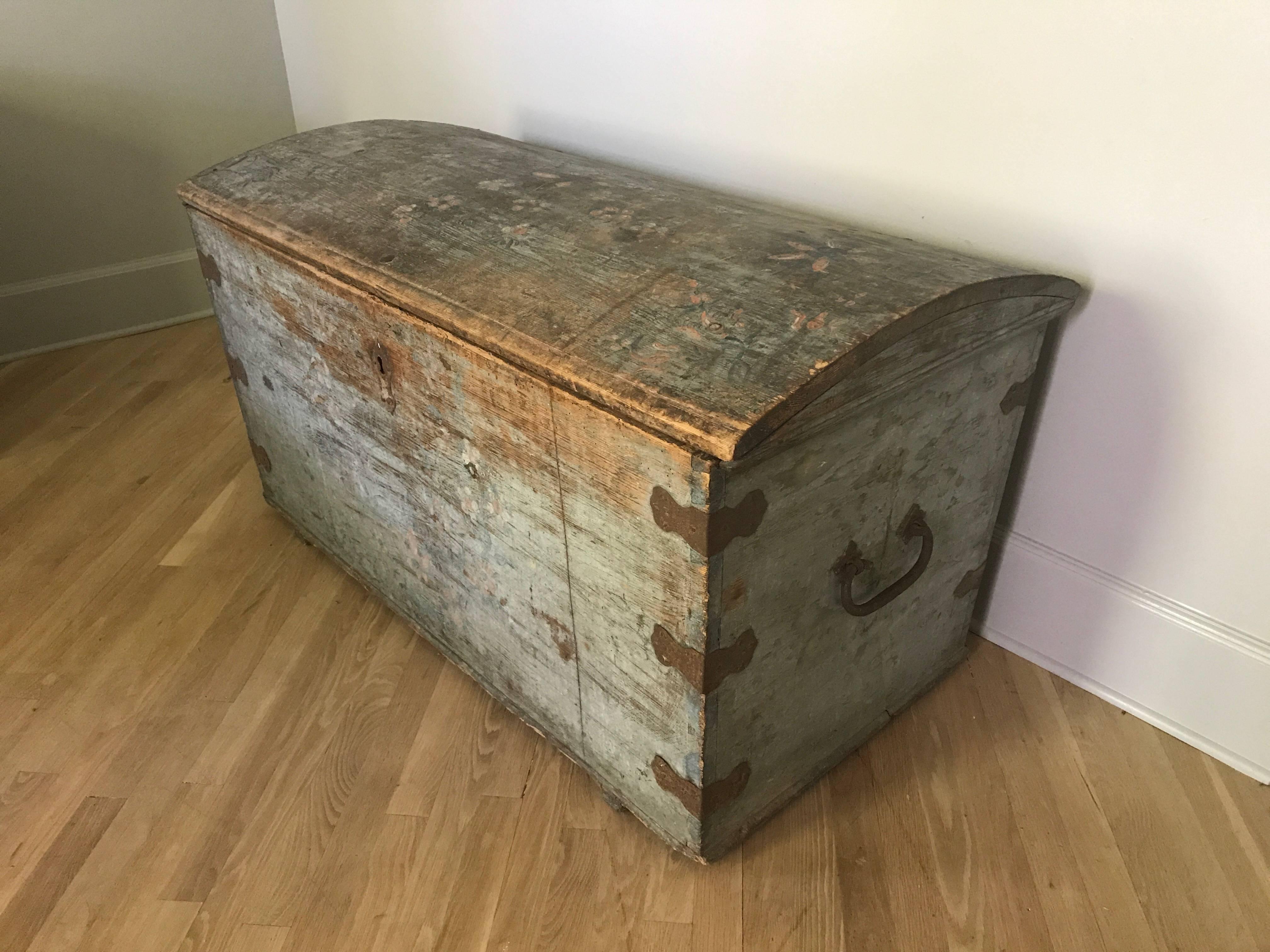 Original patina on this large antique painted dome top chest from Tongeren Belgium, early 19th century. Interior open compartment and a candle box.

Original iron handles and interior iron straps.
 