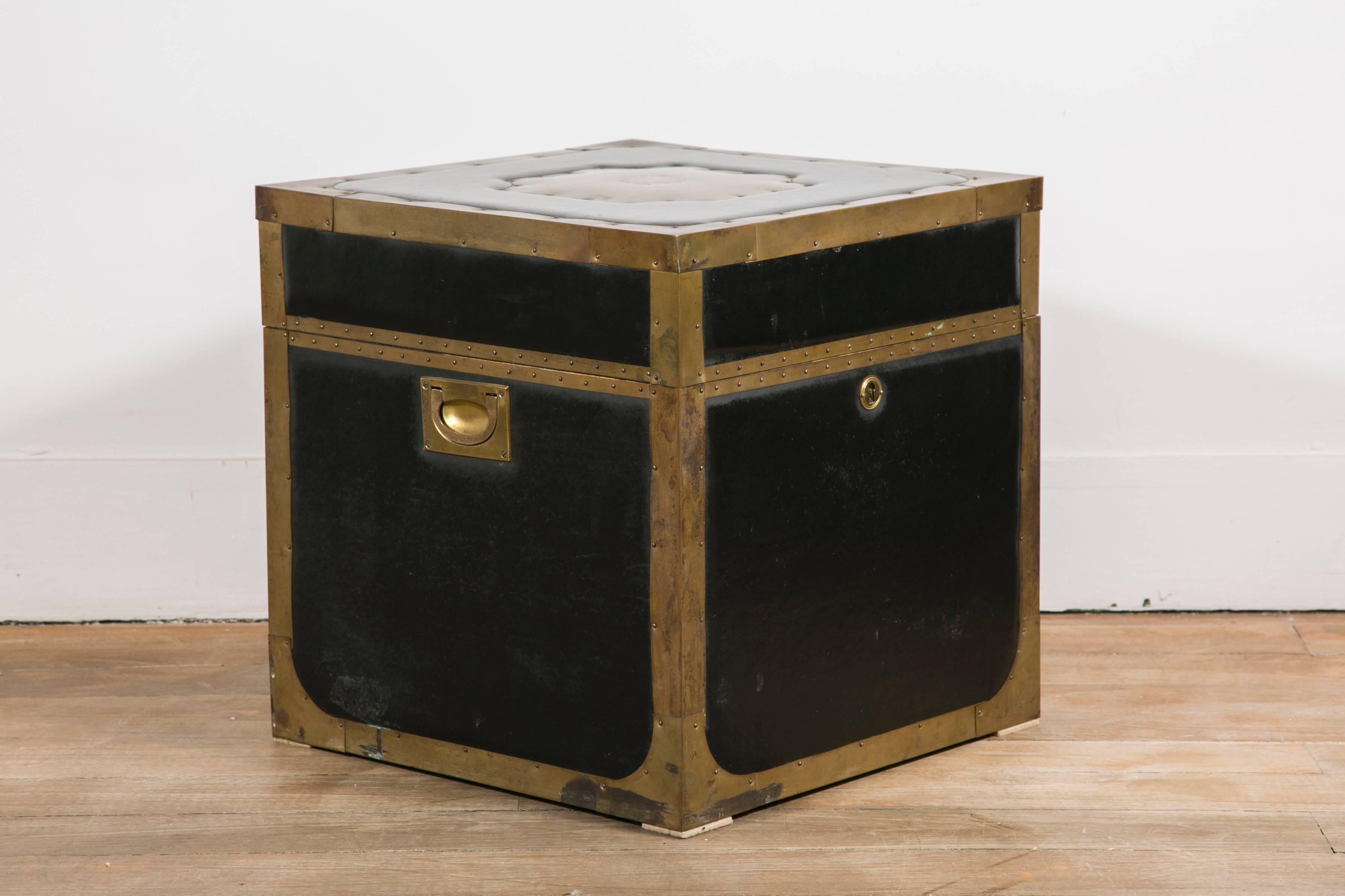 Attractive Pair of Leather and Brass Trunk Tables In Good Condition In Paris, Ile-de-France