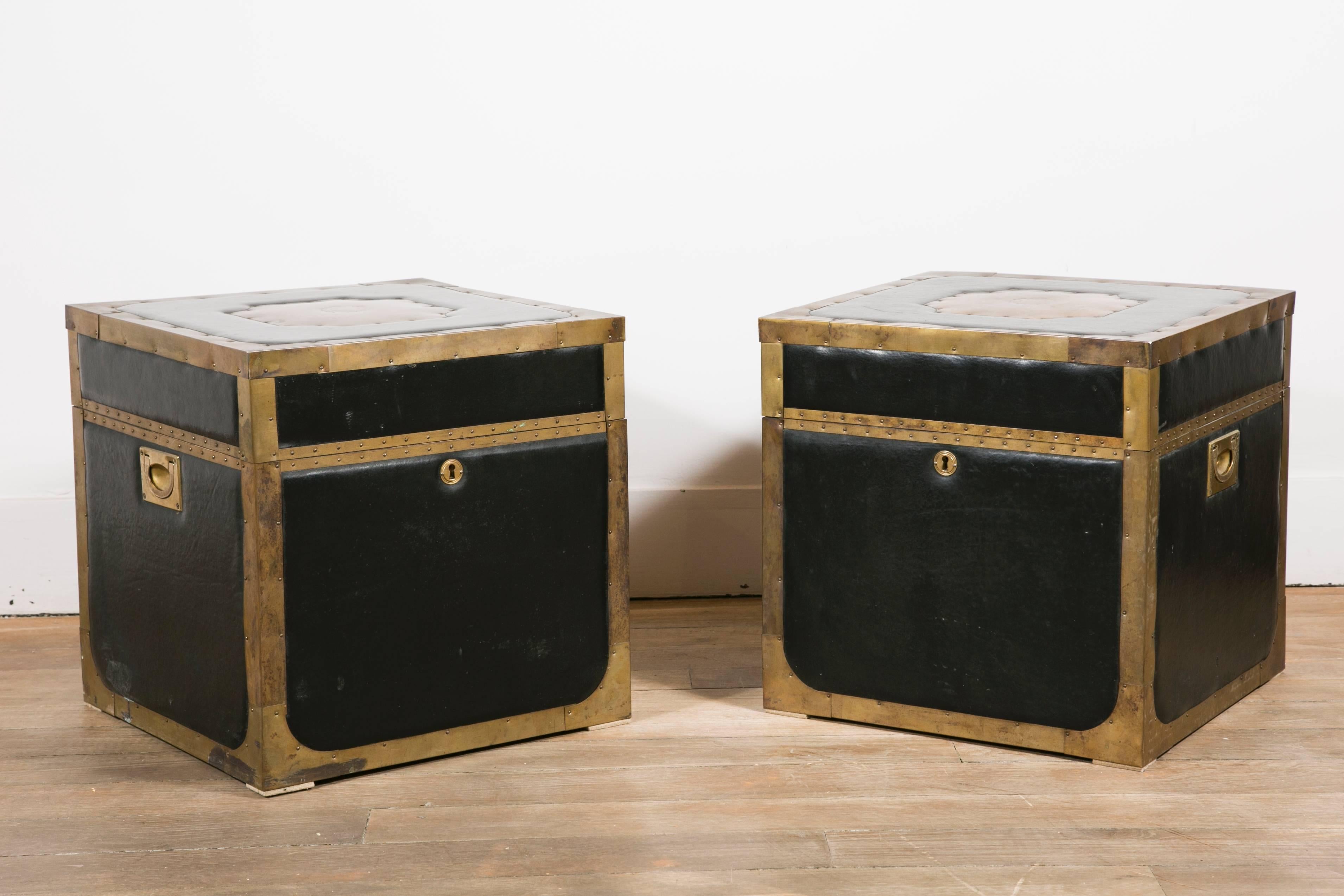 A pair of trunk tables.
Black leather and brass edges. 
Keys in working condition.
Two brass handles.

England, 1960s.
   