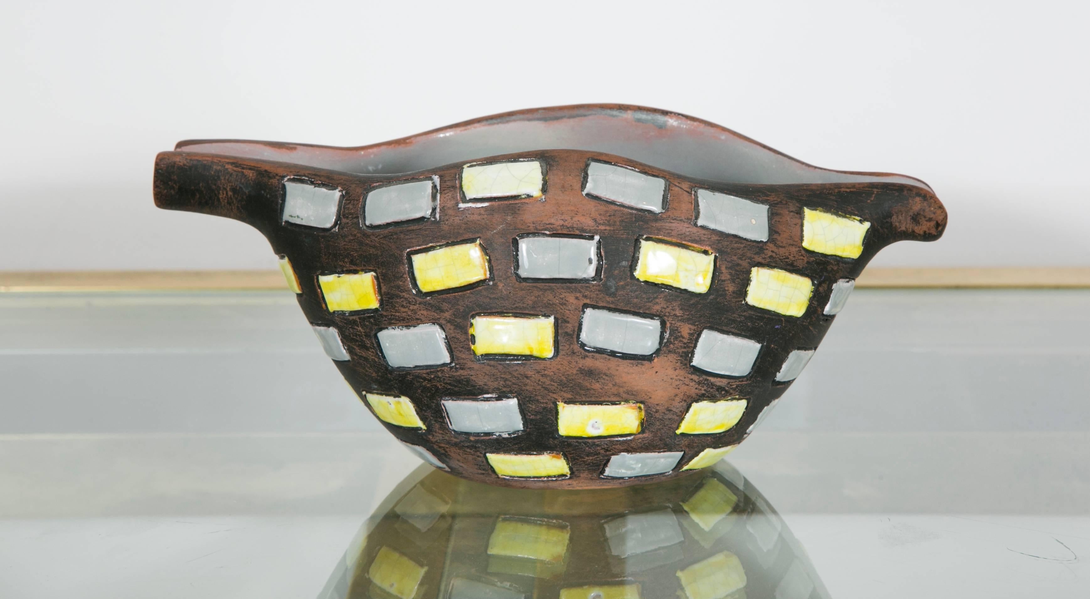 Unusual ceramic bowl or vase.
Partly glazed in yellow and grey.
Signed : Raymor, Italy
Italy, 1970s.