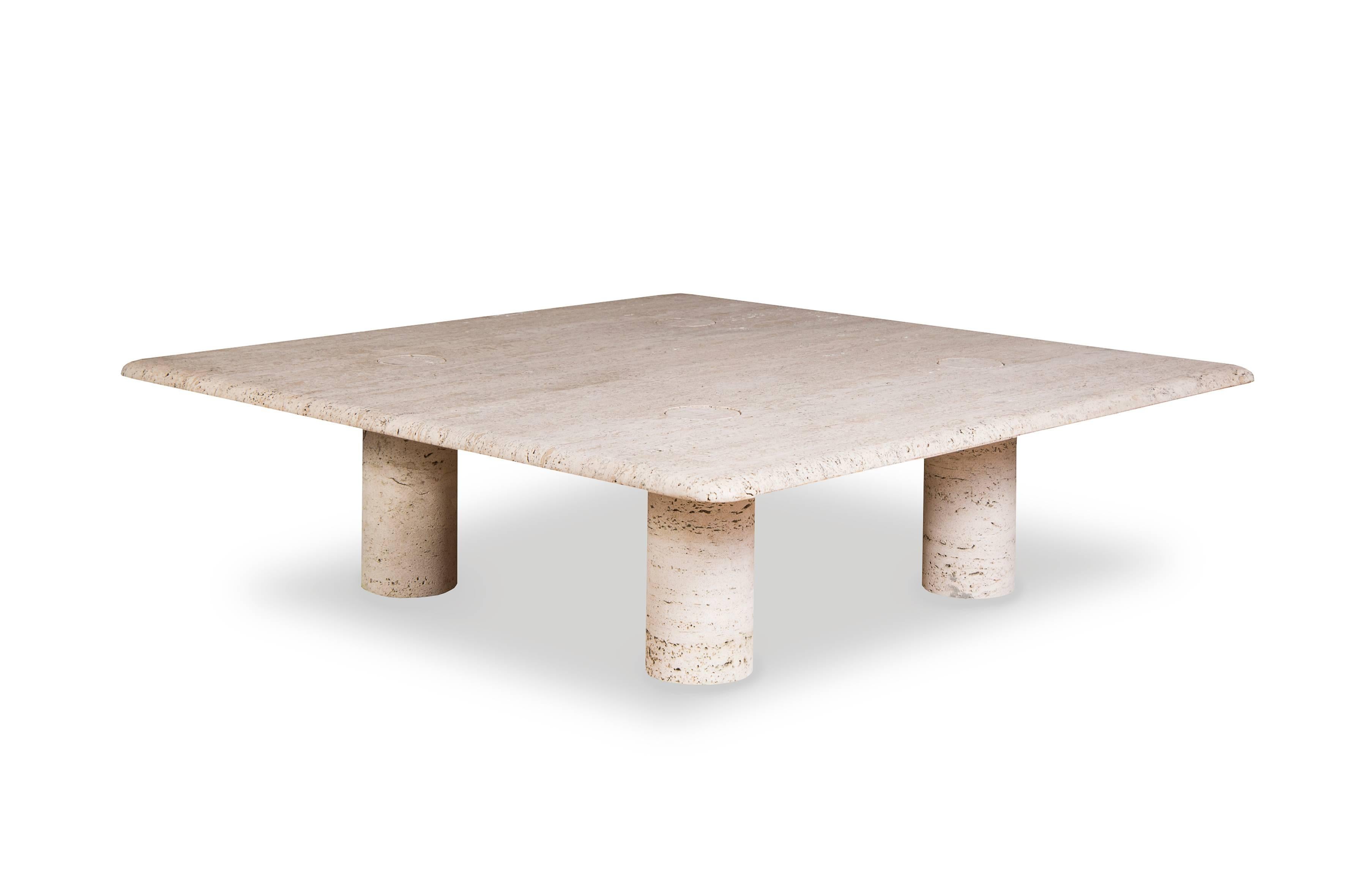 A travertine coffee table.

The legs and the top interlock.

Designer : Angelo Mangiarotti
Editor : Up and Up

Italy, circa 1970.

