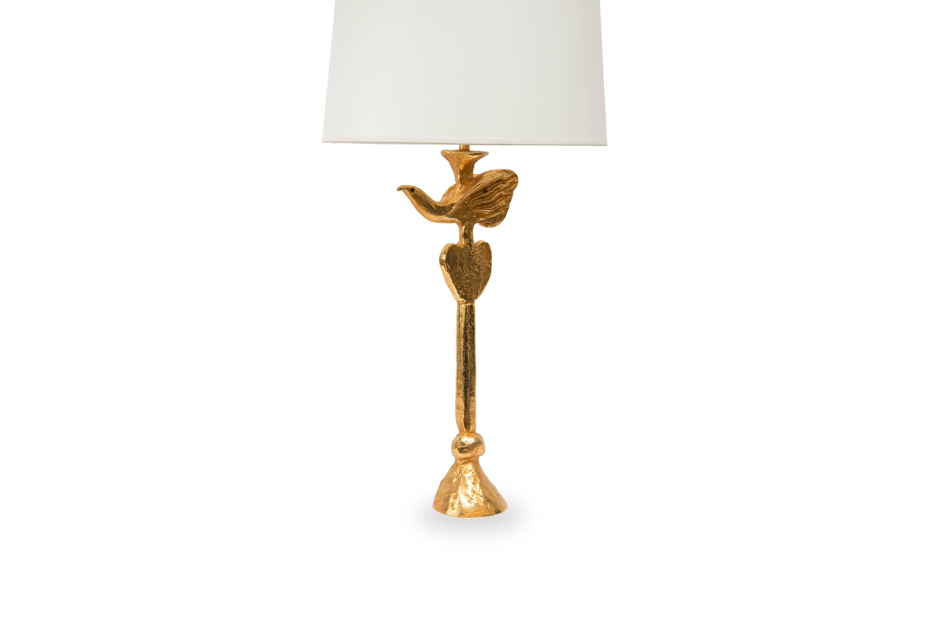 Gilded bronze table lamp representing a dove and a heart. 

Dimensions of the bronze: 
Height 45 cm (17.7in).

Designed by Pierre Casenove
Edited by Fondica

France, circa 1990.