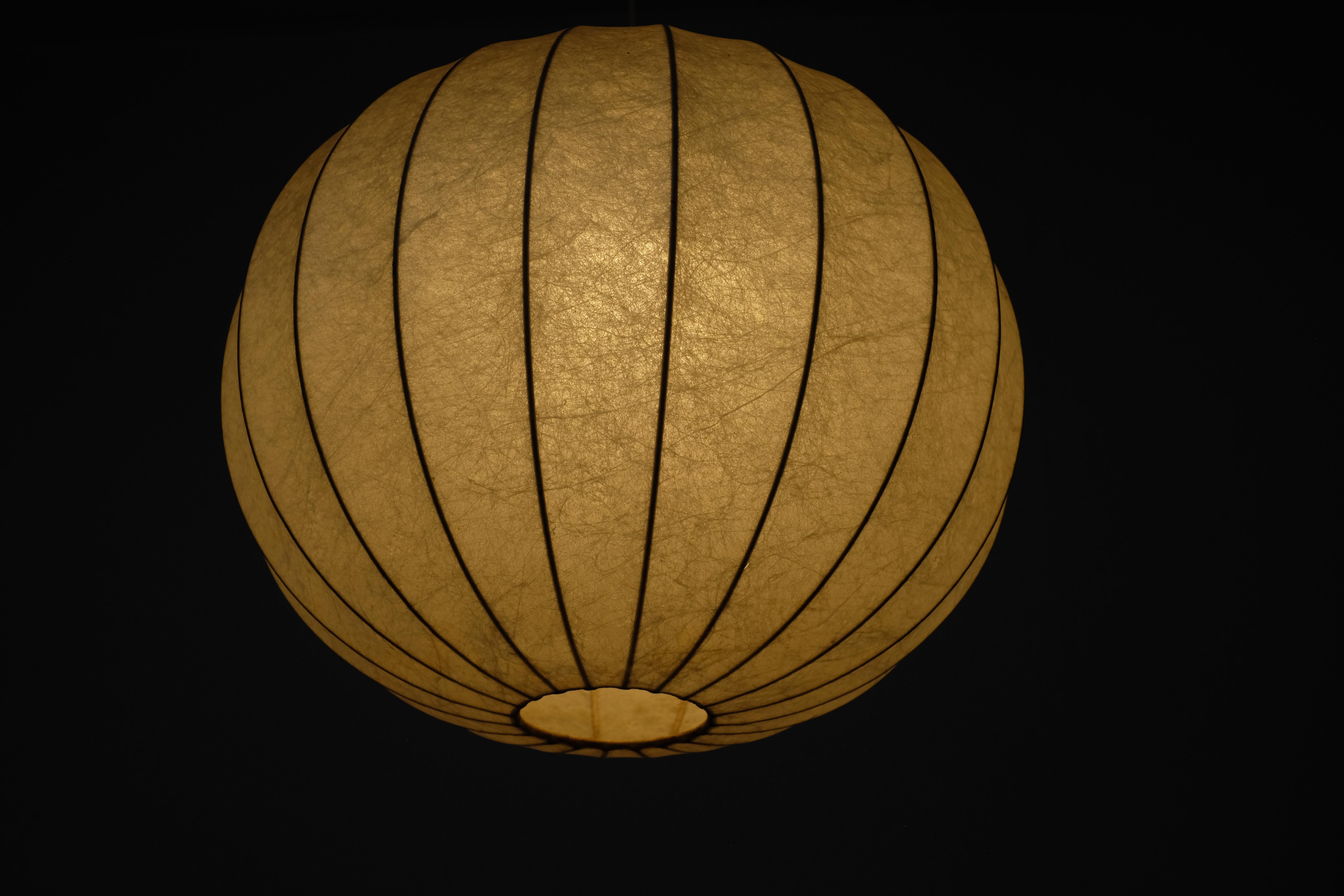 Italiano Lampada a sospensione Cocoon di Achille and Pier Giacomo Castiglioni per Flos - Anni '60 in vendita