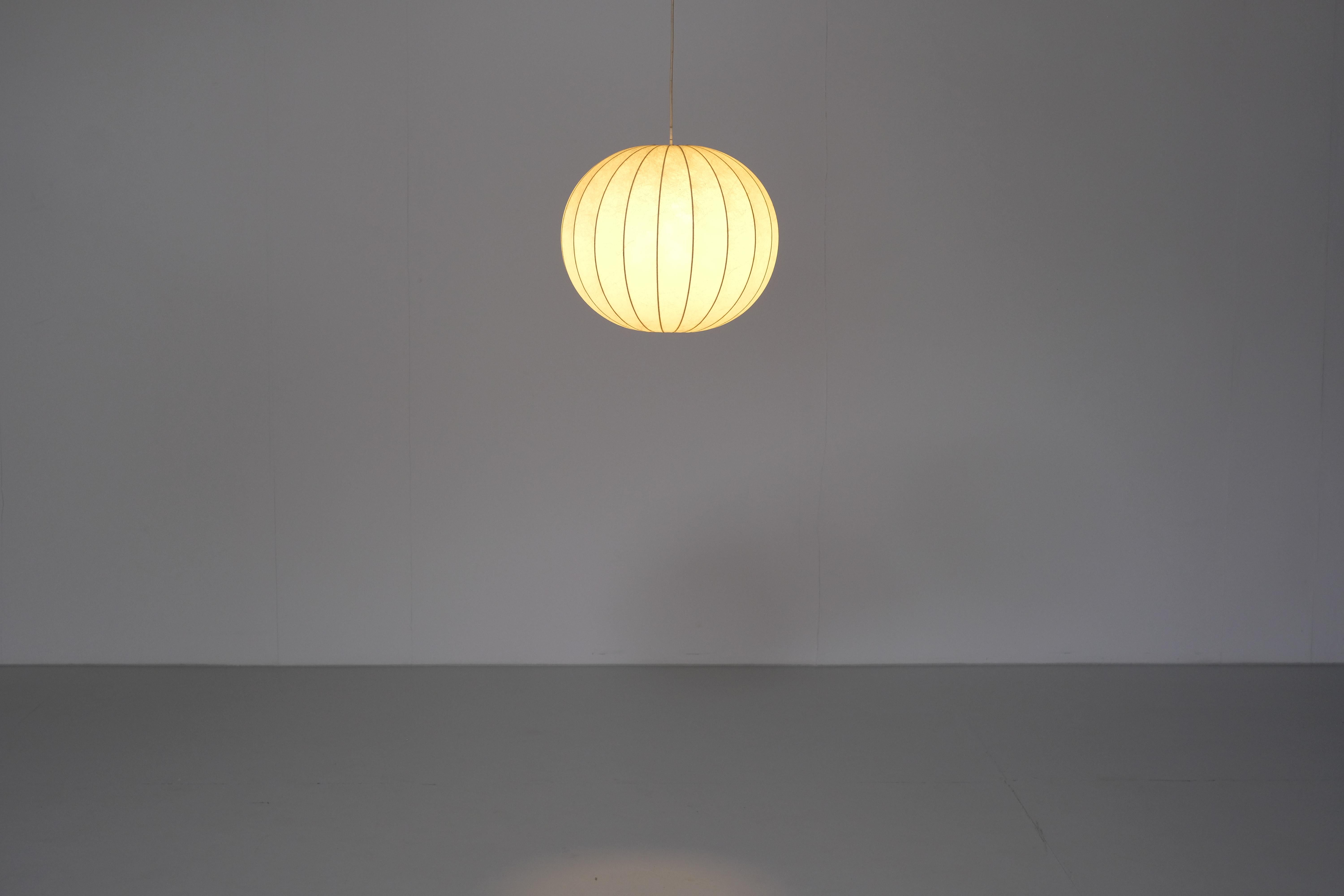 XX secolo Lampada a sospensione Cocoon di Achille and Pier Giacomo Castiglioni per Flos - Anni '60 in vendita