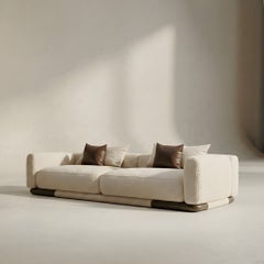 Il Trio di JNK Miami – Divano moderno in bouclé color crema con base in legno scuro