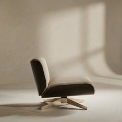 Breeze di JNK Miami – Moderna poltrona girevole in pelle con schienale curvo e base in ottone