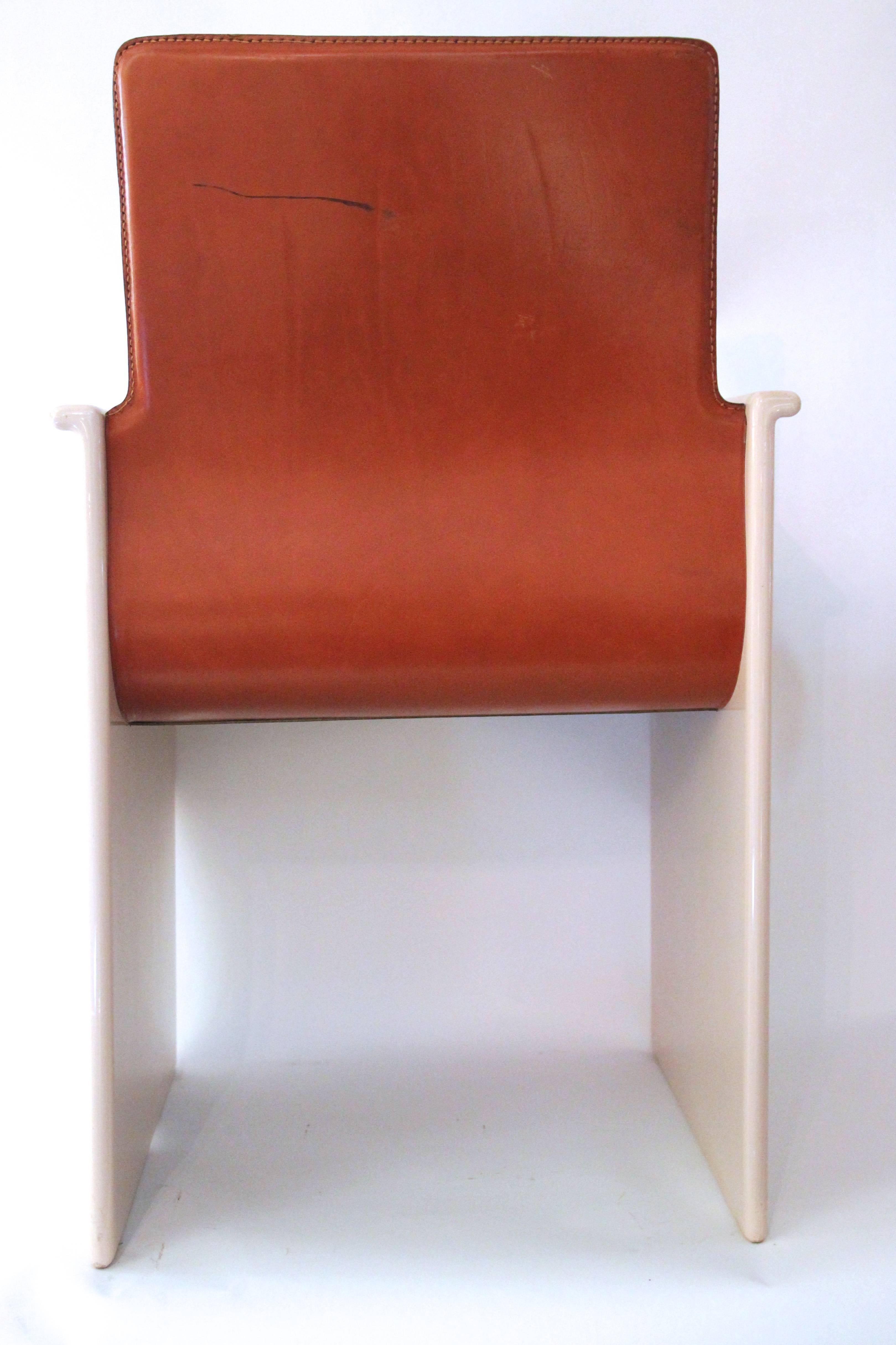 Scarpa, pair of armchairs,
Leather and pink lacquer,
circa 1970, Italy.
Height: 82 cm seat height: 42 cm, width: 50 cm, depth: 42 cm.