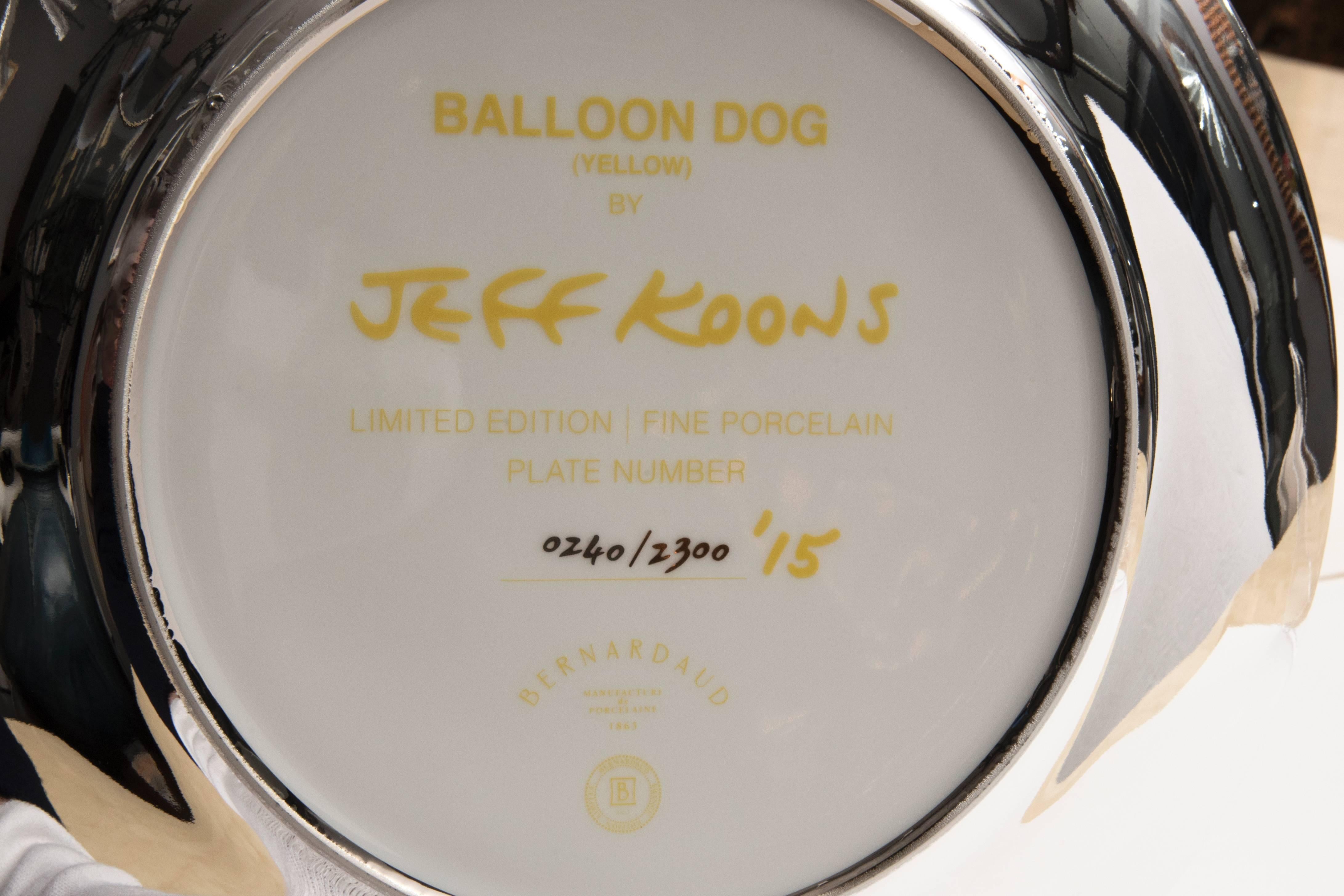 Jeff Koons balloon dog (Yellow), 2015, 
porcelaine,
signé et numéroté au dos : 240/2300,
Édition Bernardaud,
2015, ÉTATS-UNIS.
Mesures : Hauteur 27 cm, diamètre 27 cm.
Certificat d'authenticité, boîte d'origine.