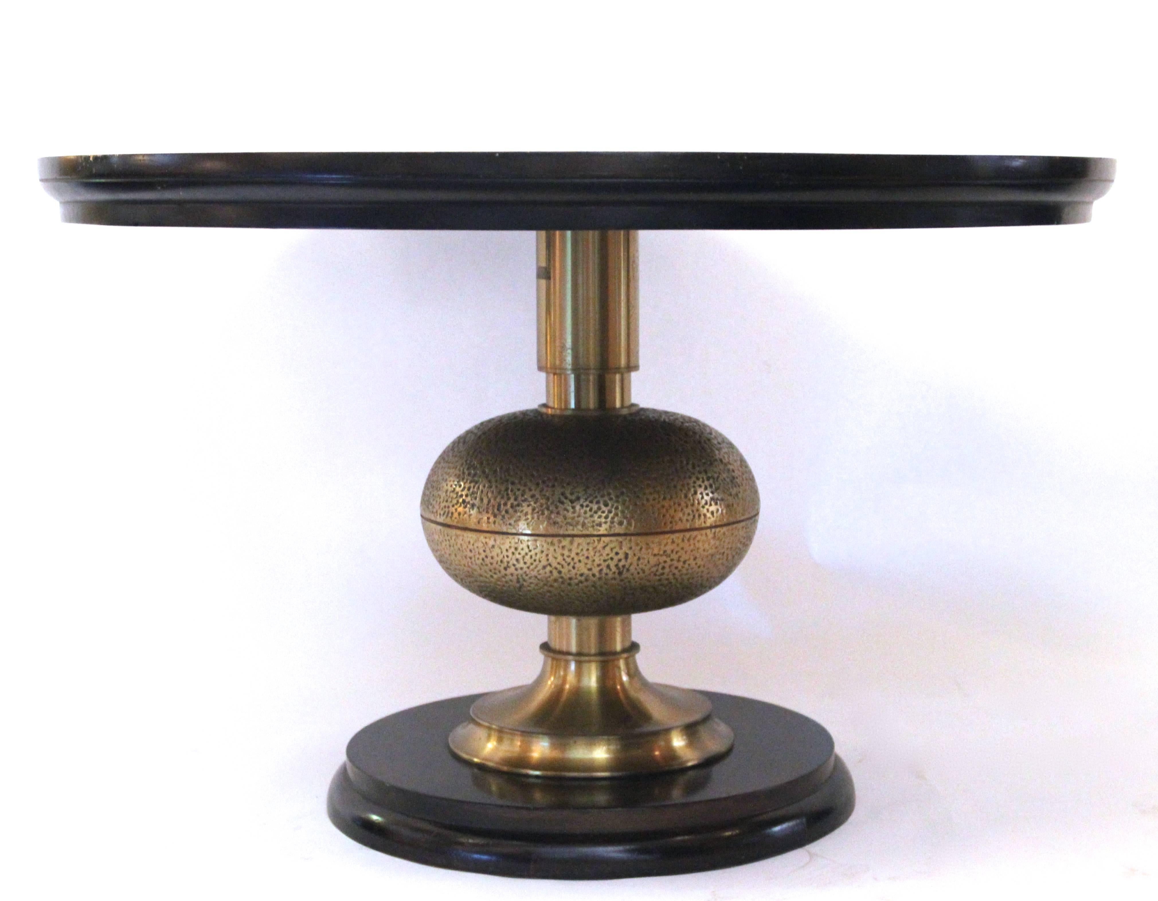 Luciano Frigerio gueridon,
mahogany and polished brass,
circa 1970, France.
Measures: Height 74 cm, diameter 119 cm.