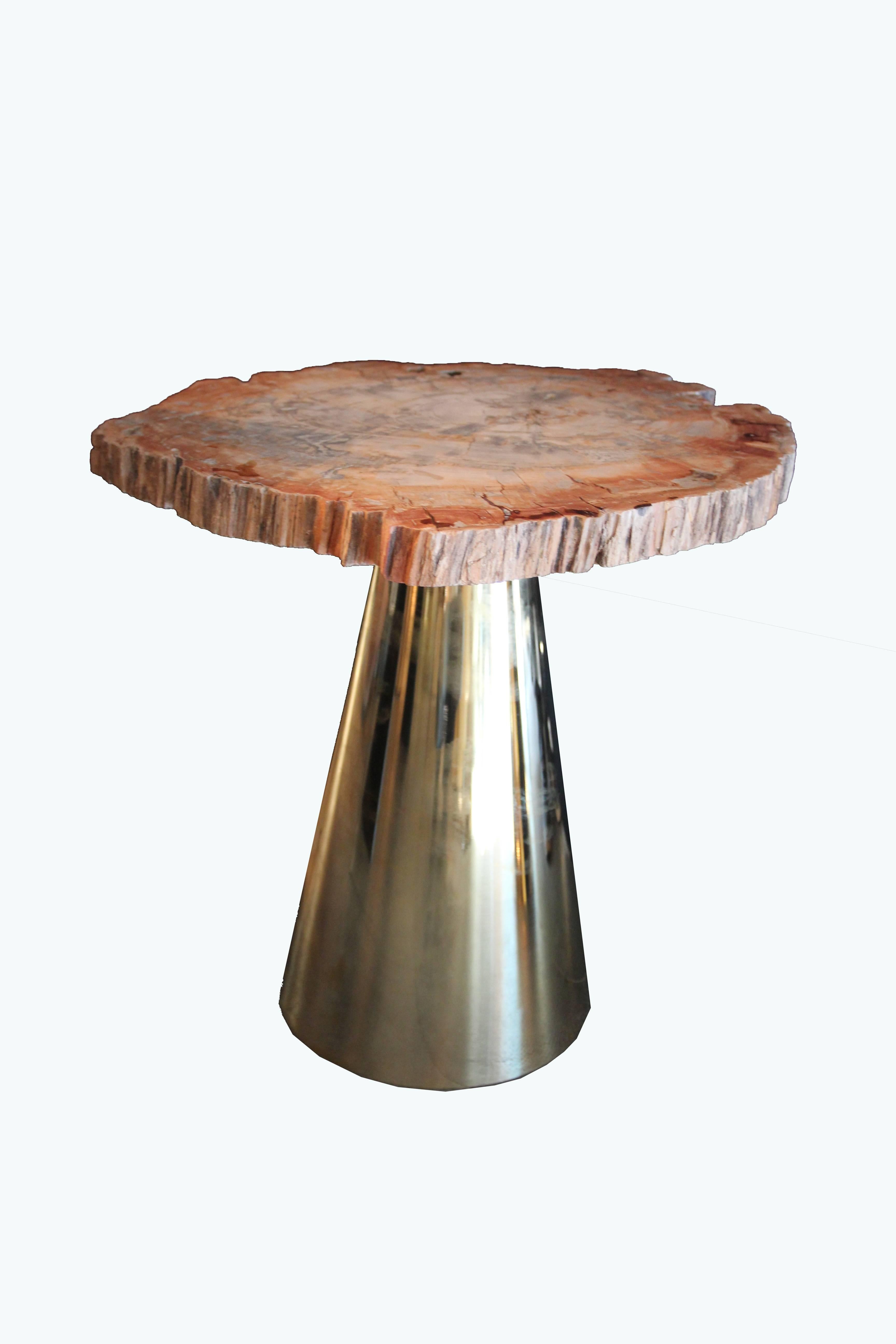 Pair of coffee tables.
Gold brass and marble top (fossilized wood),
circa 2010, Italy.
The largest: Height: 55 cm diameter: 56 cm,
The smallest: Height: 50 cm diameter: 54 cm.