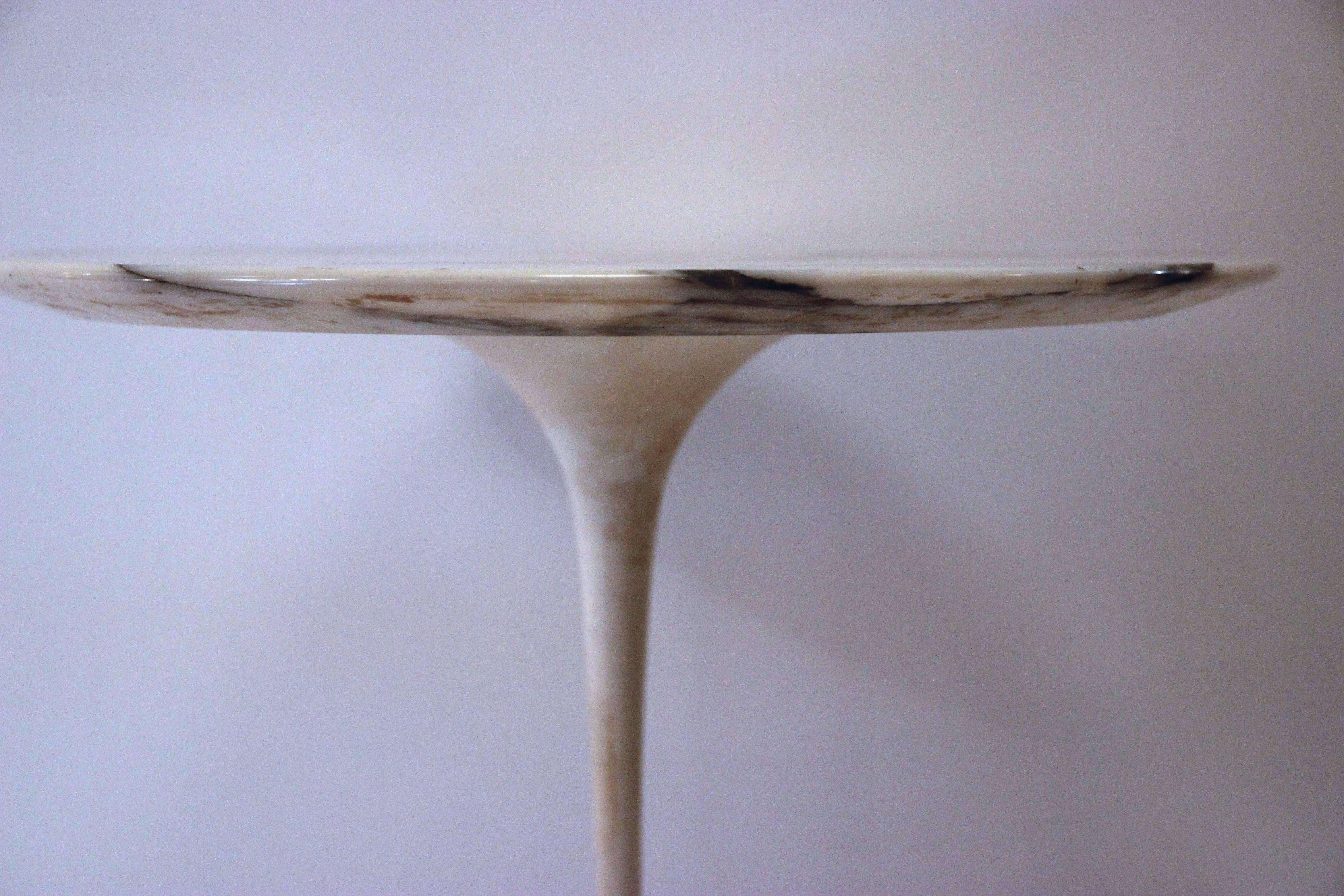 Eero Saarinen,
small table,
Knoll edition,
marble-top and base in white lacquer,
circa 1960, USA.
Measures: Height: 62 cm, diameter 60 cm.