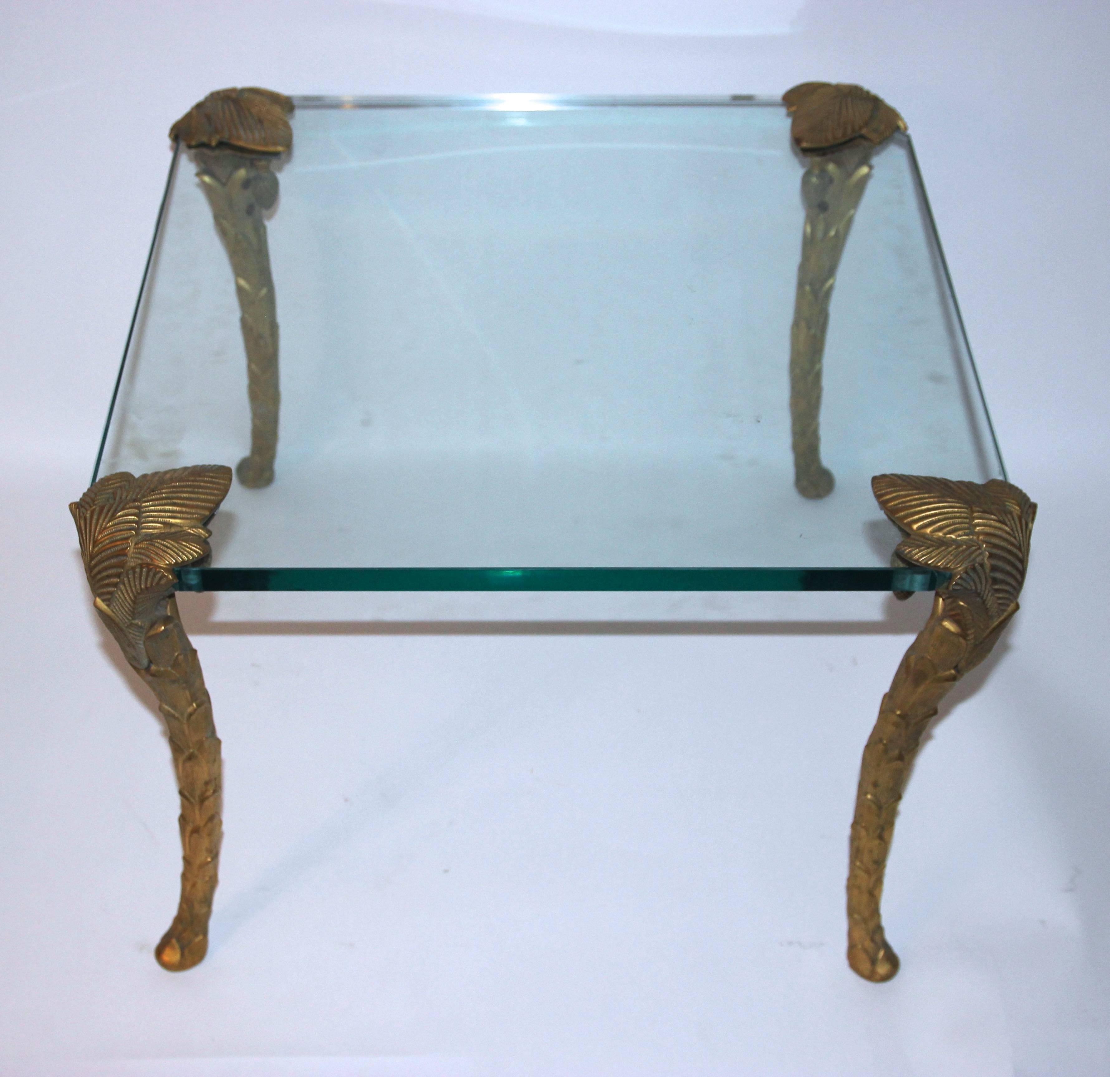 Pair of coffee tables.
Foot bronze palm decor,
thick glass top,
circa 1960, France.
Measures: Height 45 cm, width 60 cm, depth 60 cm.