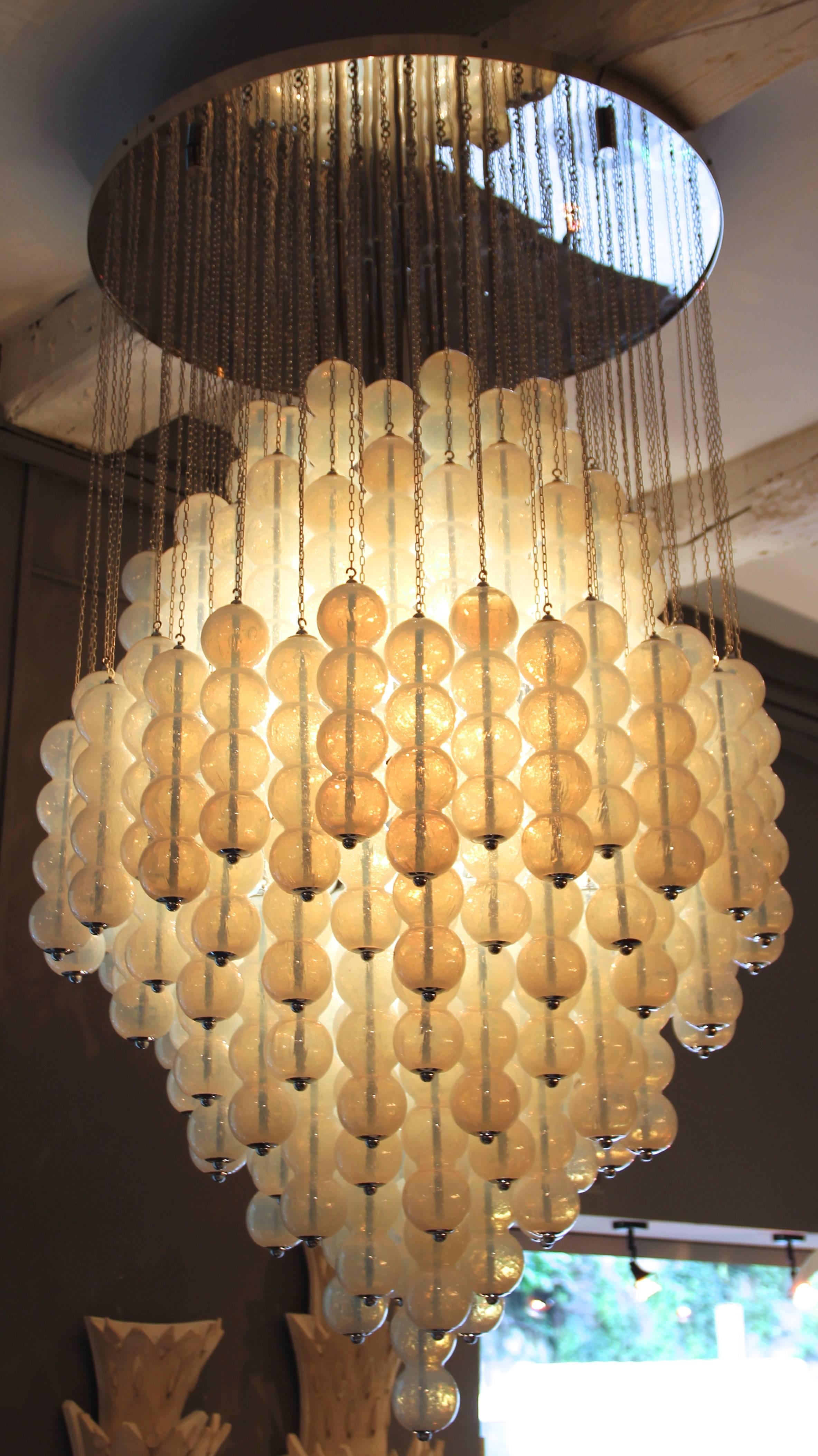 Important chandelier in the style of Seguso,
Murano glass and metal,
circa 1970, France.
Height: 1m48, diameter: 94 cm.