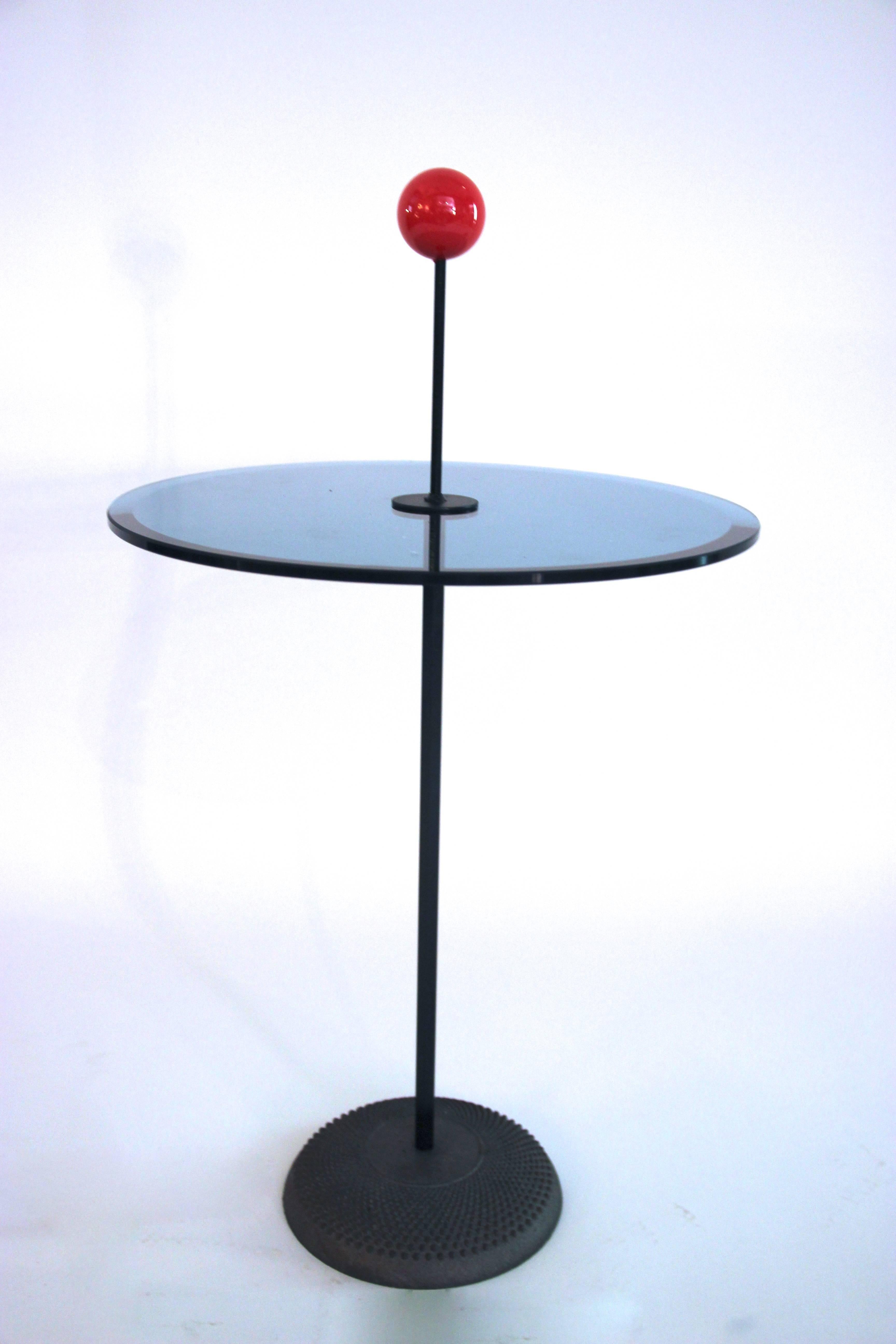 Pierluigi Cerri for Fontana Arte,
Small table, glass, lacquered metal and iron legs, 
circa 1980, Italy.
Measures: Height: 65 cm, diameter: 36 cm.