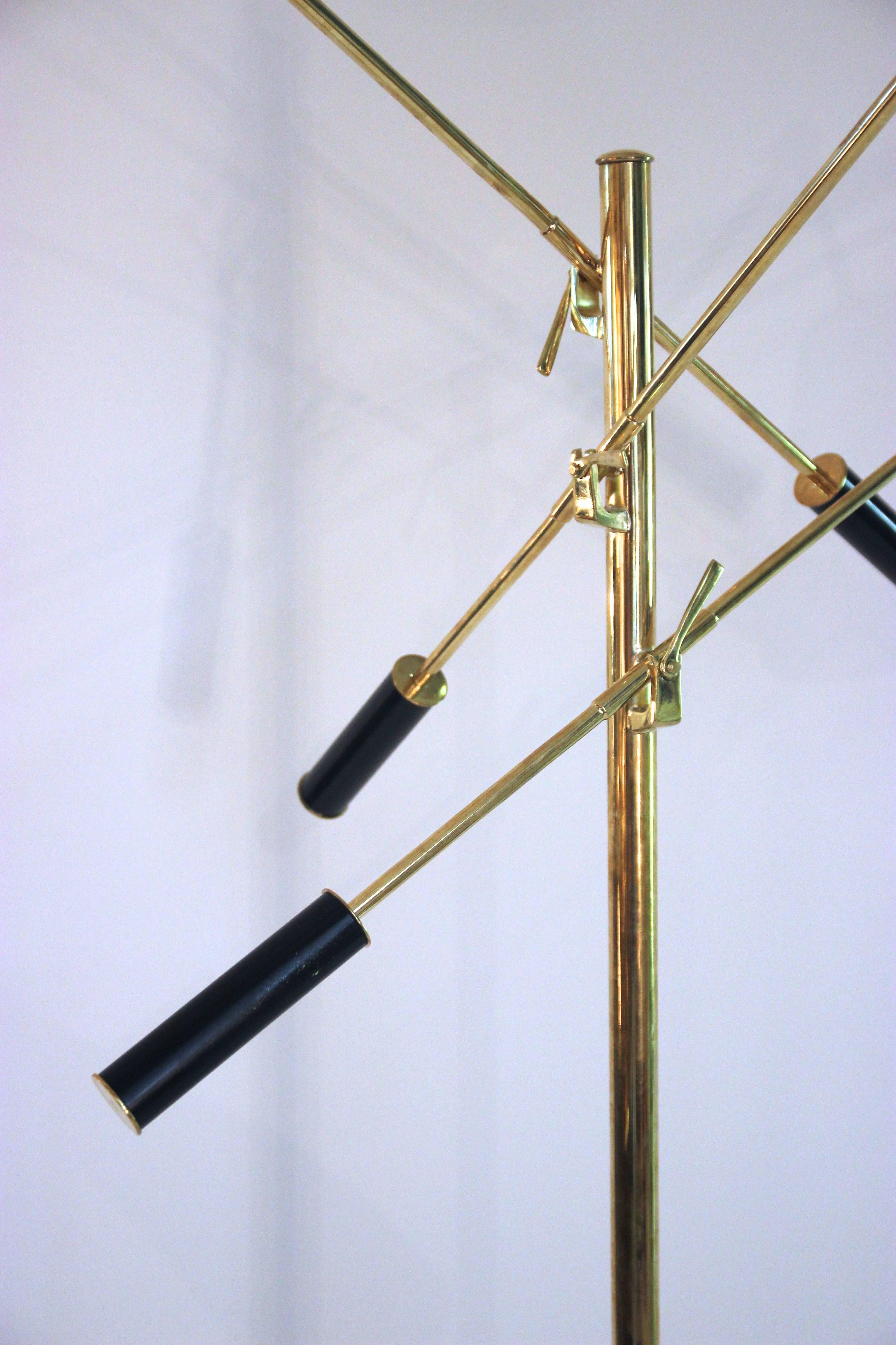 Angelo Lelli,
Triennial floor lamp, signed,
Brass and lacquered sheet,
circa 1980, Italy.
Measures: Height: 2m20, maximum width: 1m10.