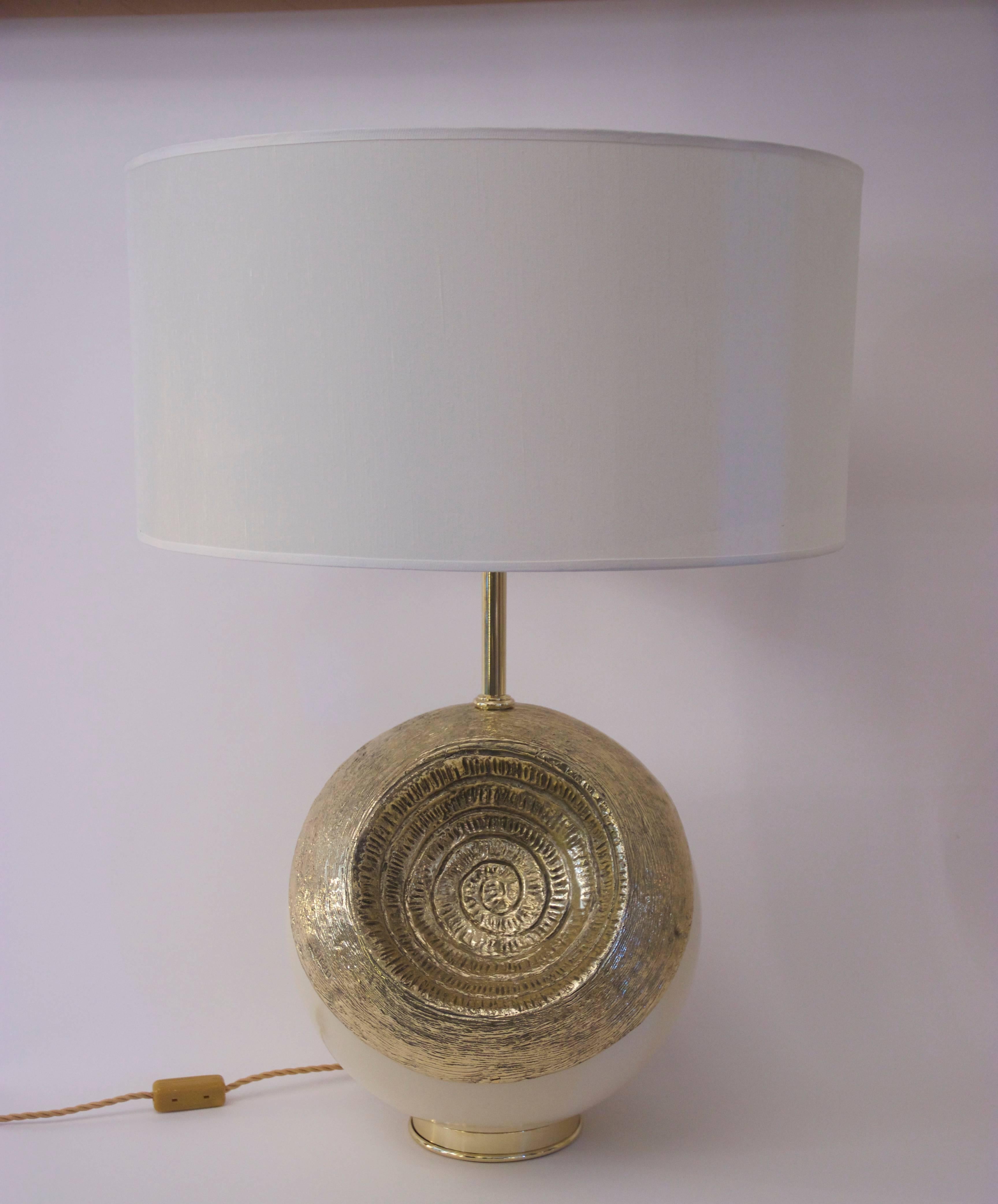 Angelo Brotto,
Pair of lamps,
Gilded bronze forming a shell design
Snail and beige lacquer,
Signed BROTTO, Esperia edition,
circa 2000, Italy.

Measures: Height 80 cm, diameter with lampshade 55 cm,
Diameter without shade: 35 cm.

Angelo Brotto