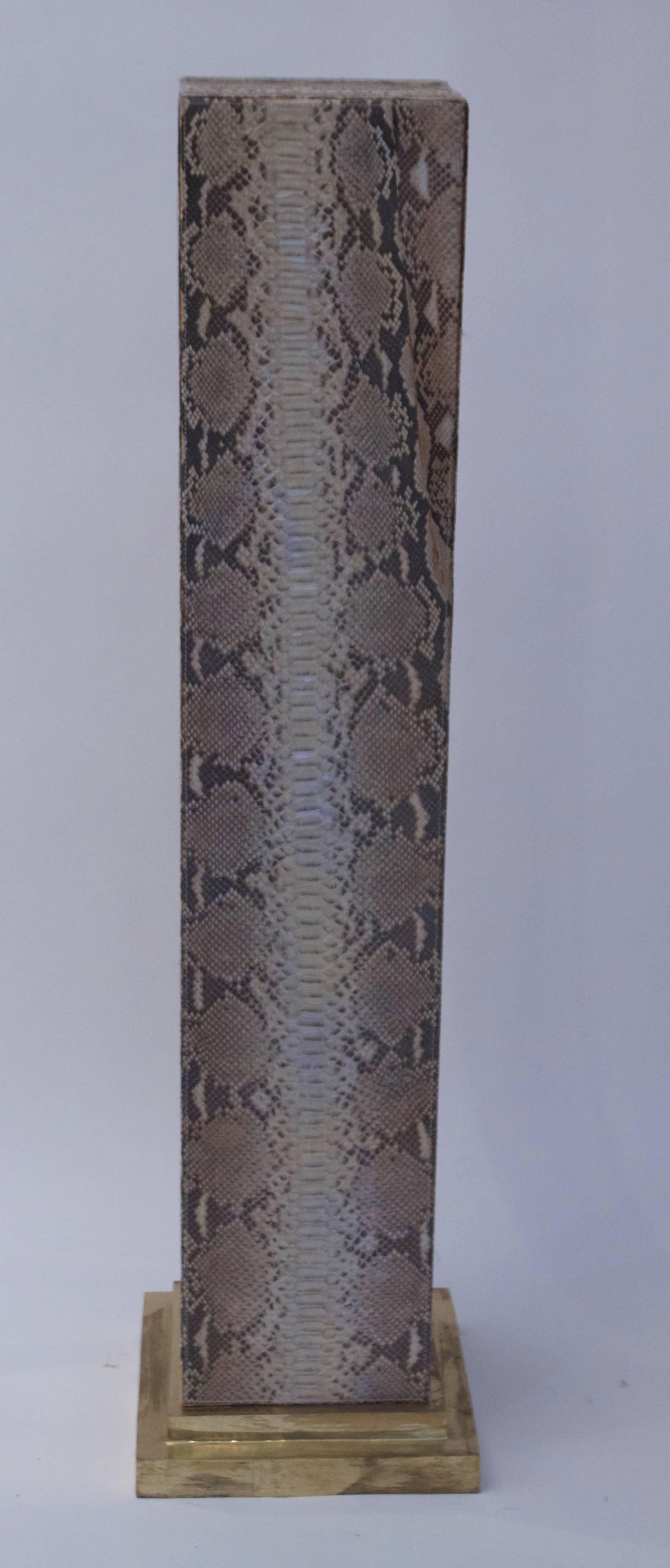 Column, snake, 
gilt brass base,
circa 1970, France.
Measure: Height 1m29, base 32 cm x 32 cm.